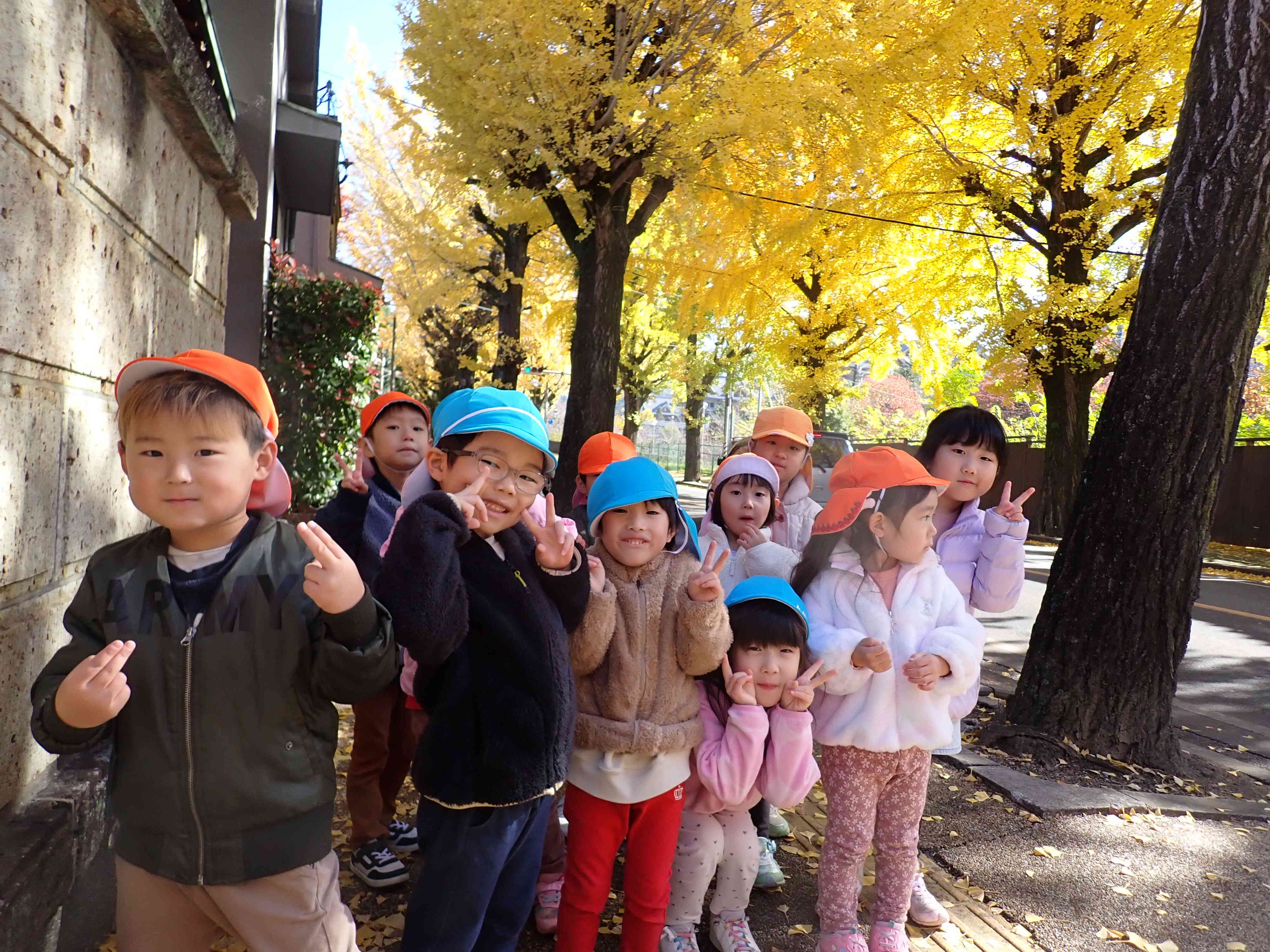 イチョウ並木で記念撮影
