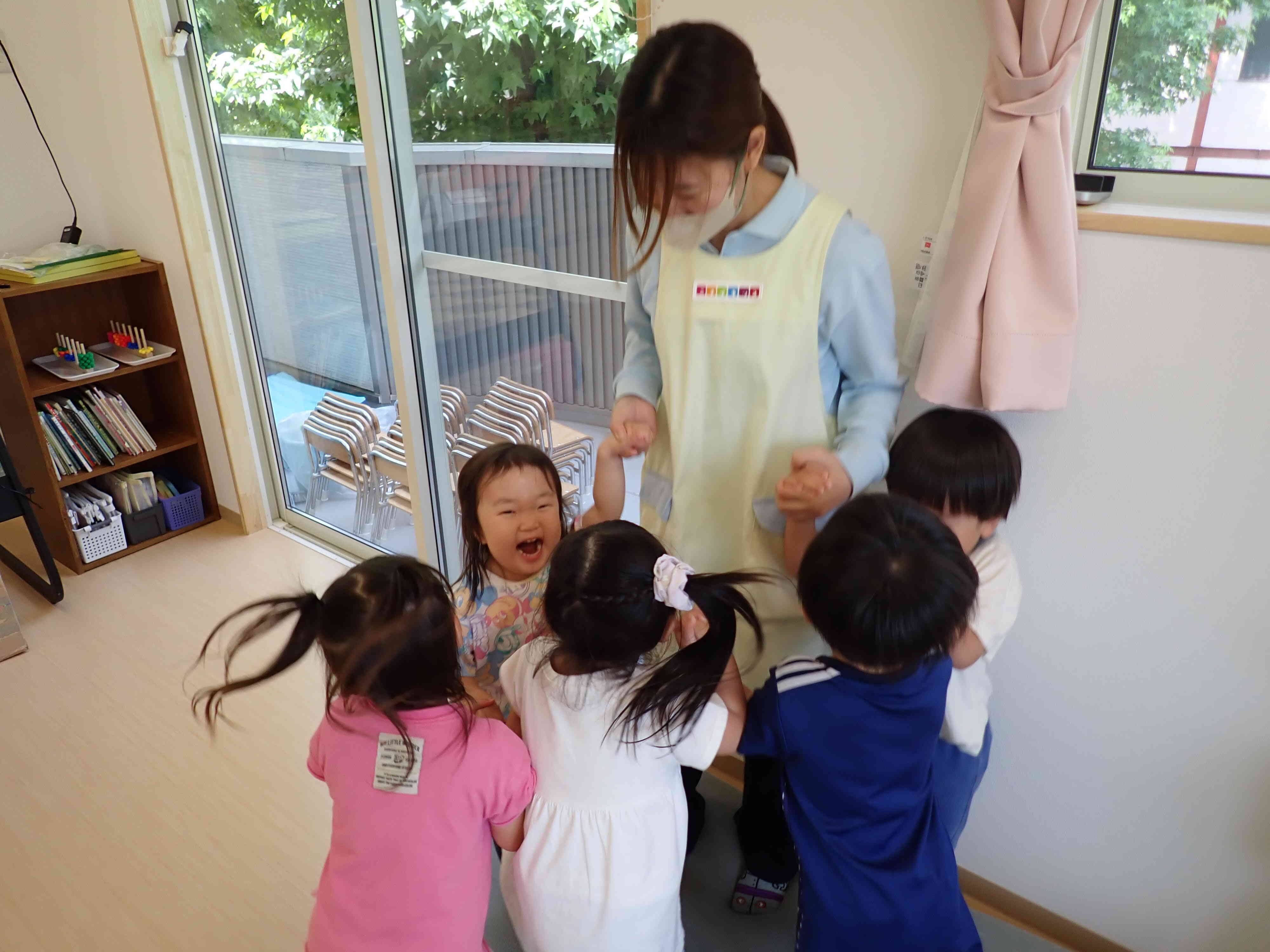 手を繋いでみんなでジャンプ！
