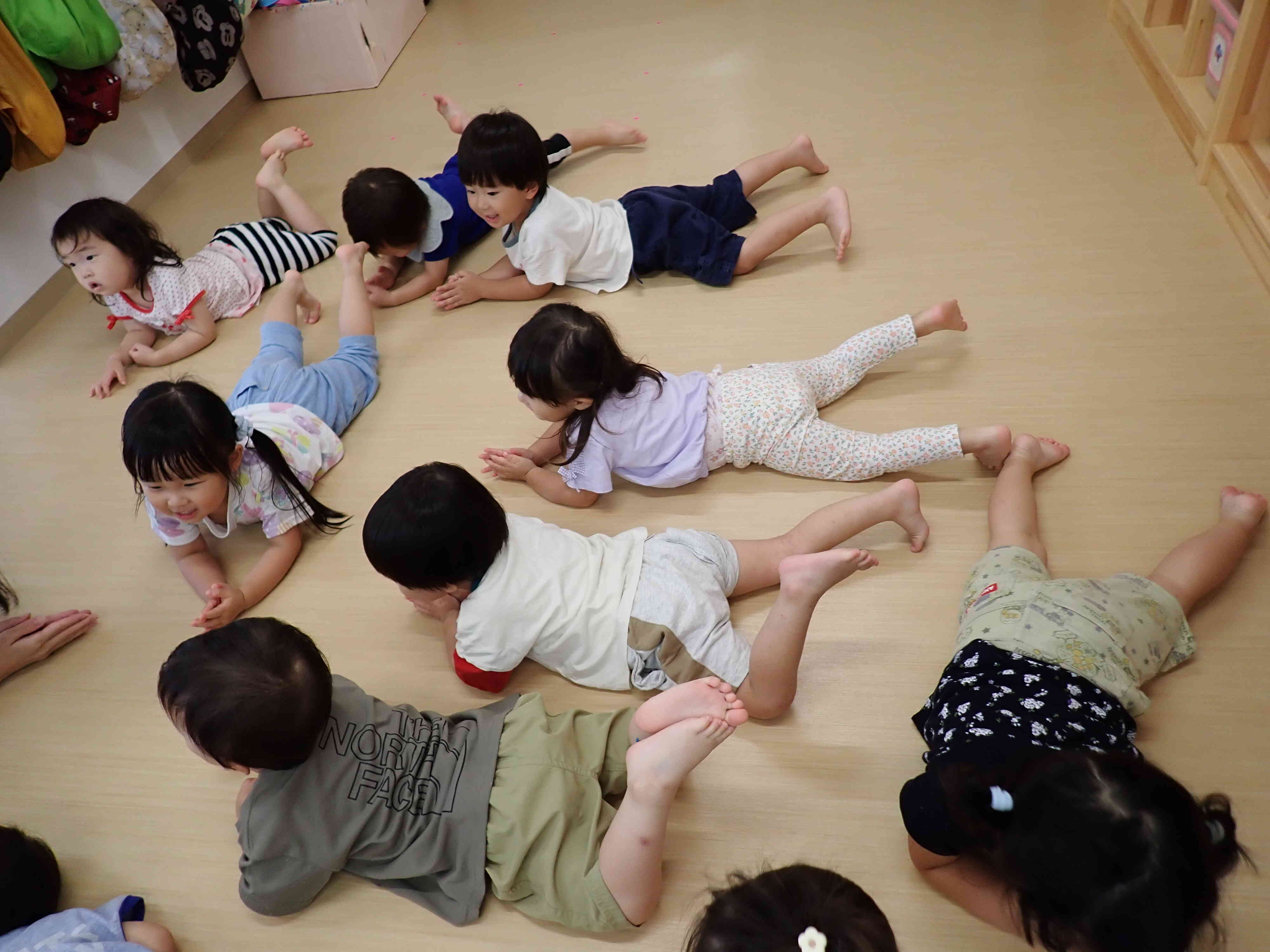 うさぎぐみ リトミック遊び｜ニチイキッズ天理川原城保育園｜ニチイキッズ