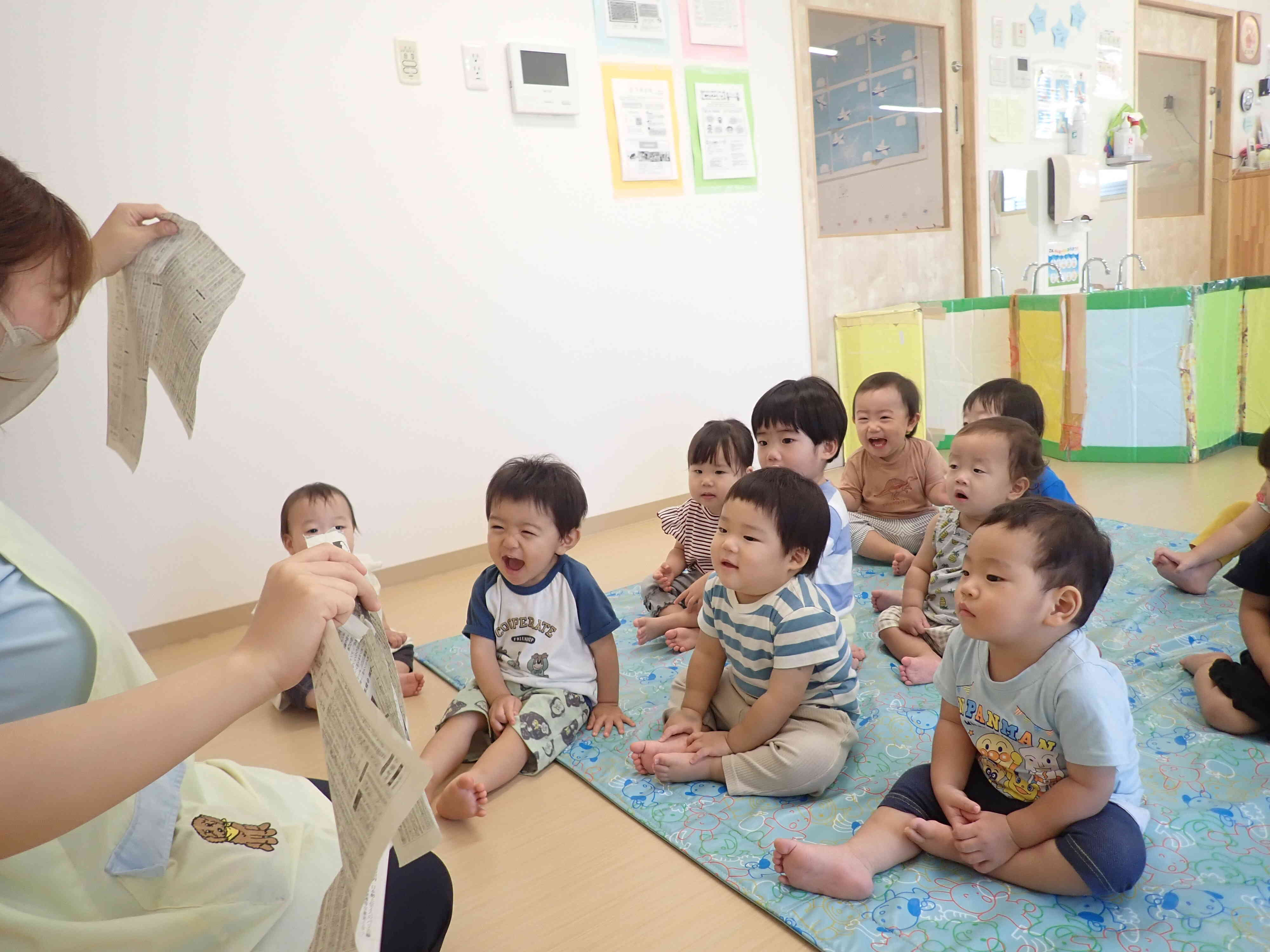 あひるぐみ　新聞紙遊び