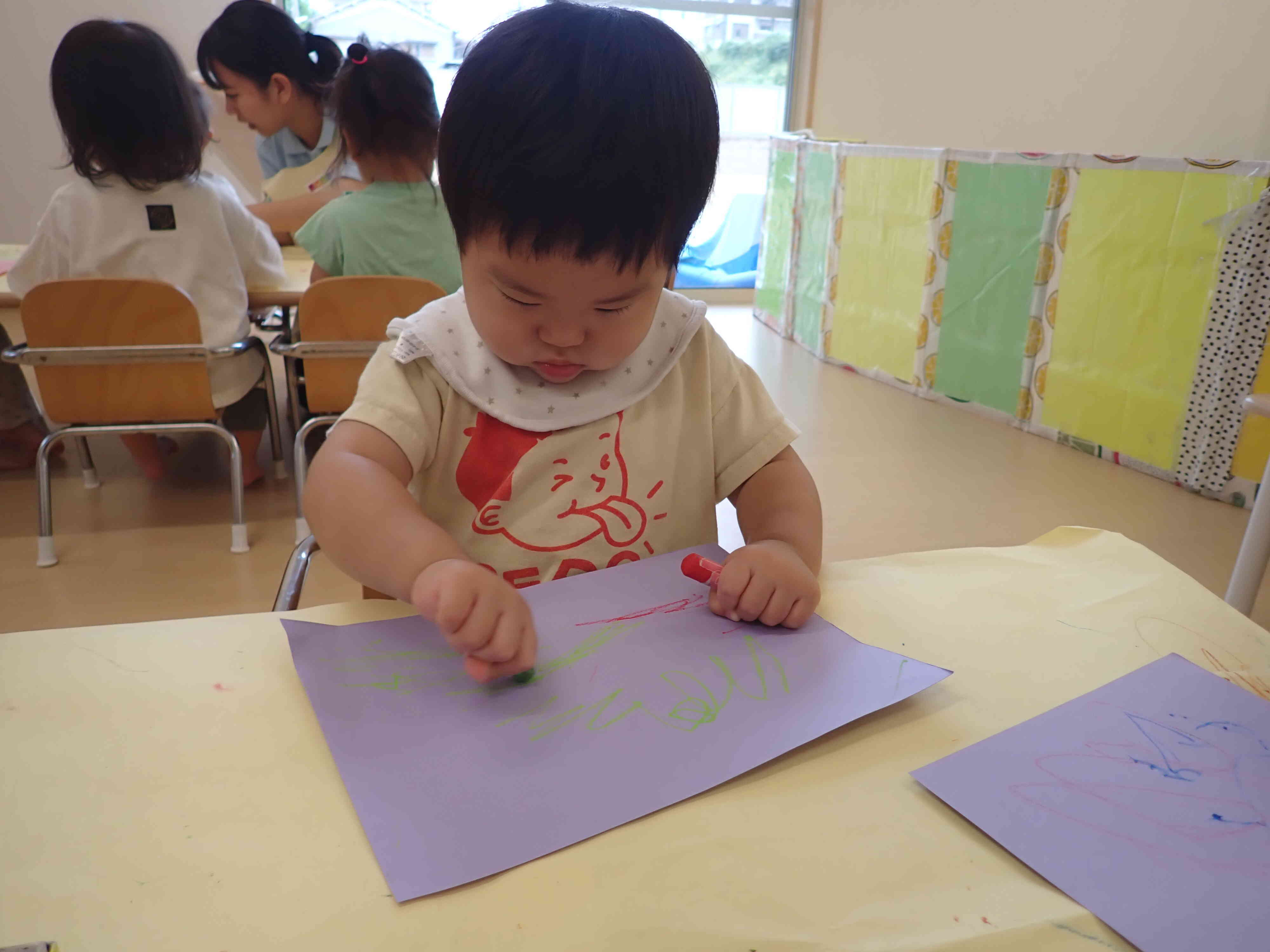 いろんな色を使って描くよ！