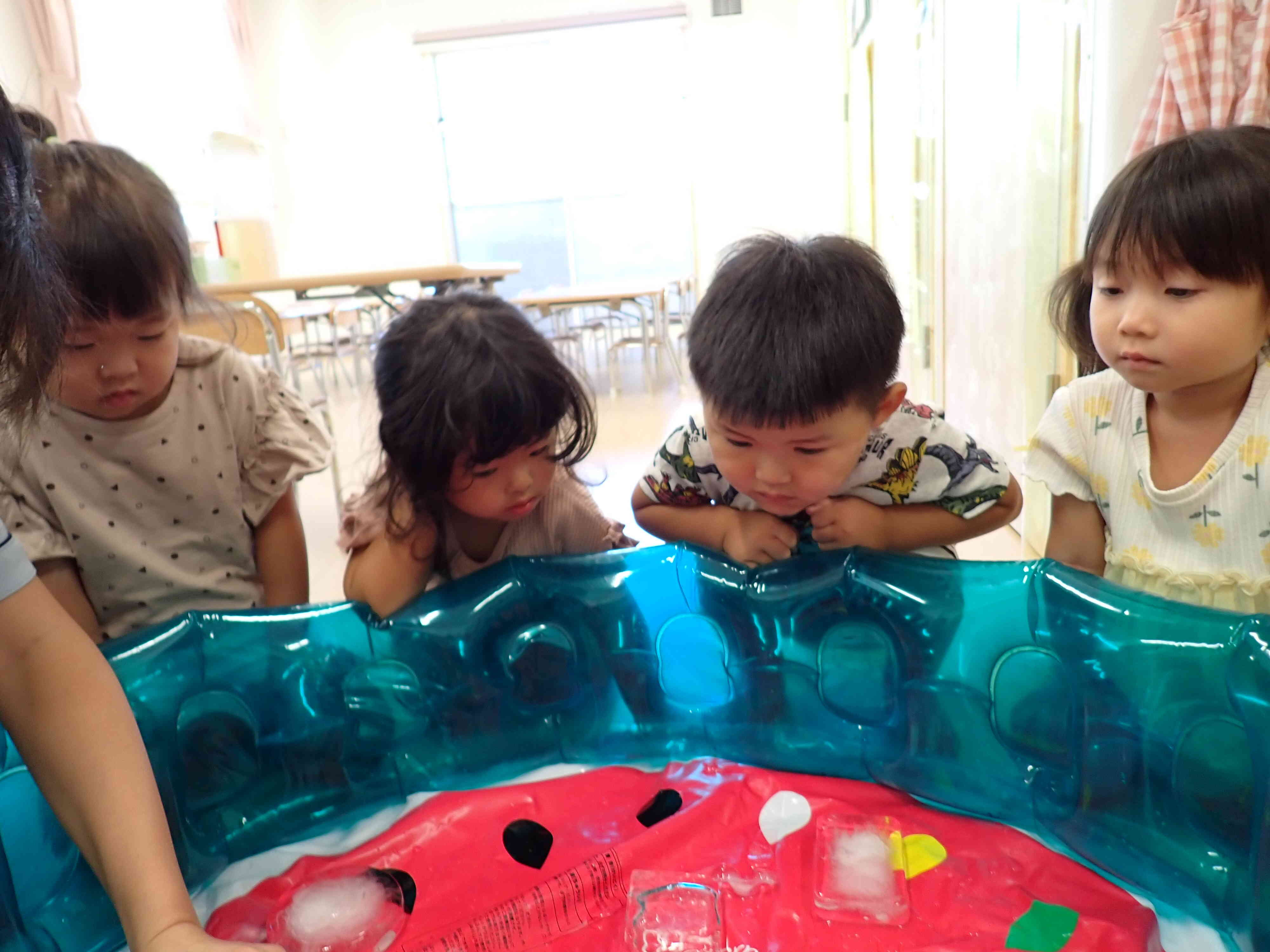うさぎぐみ 氷遊び｜ニチイキッズ天理川原城保育園｜ニチイキッズ