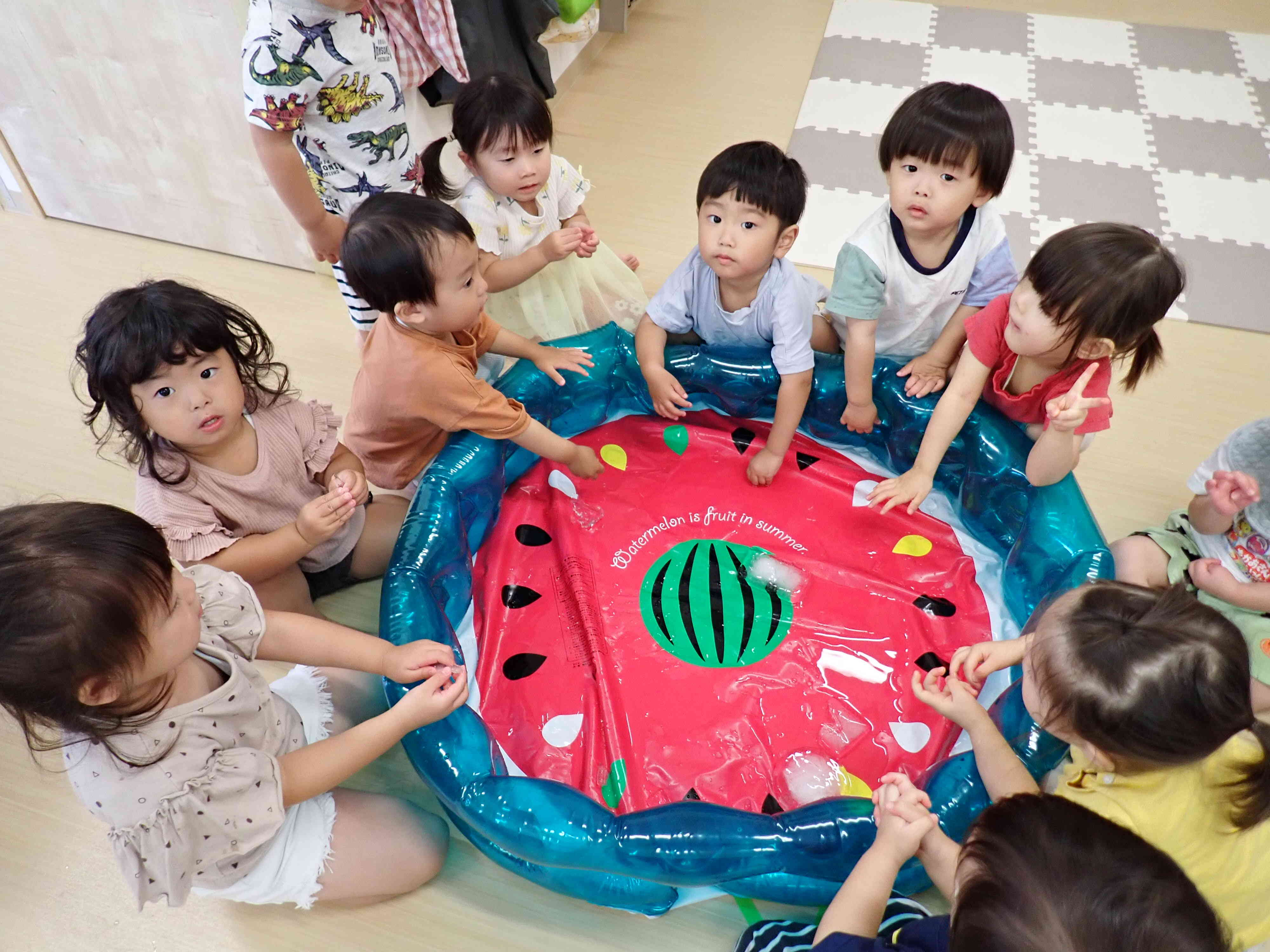 うさぎぐみ 氷遊び｜ニチイキッズ天理川原城保育園｜ニチイキッズ