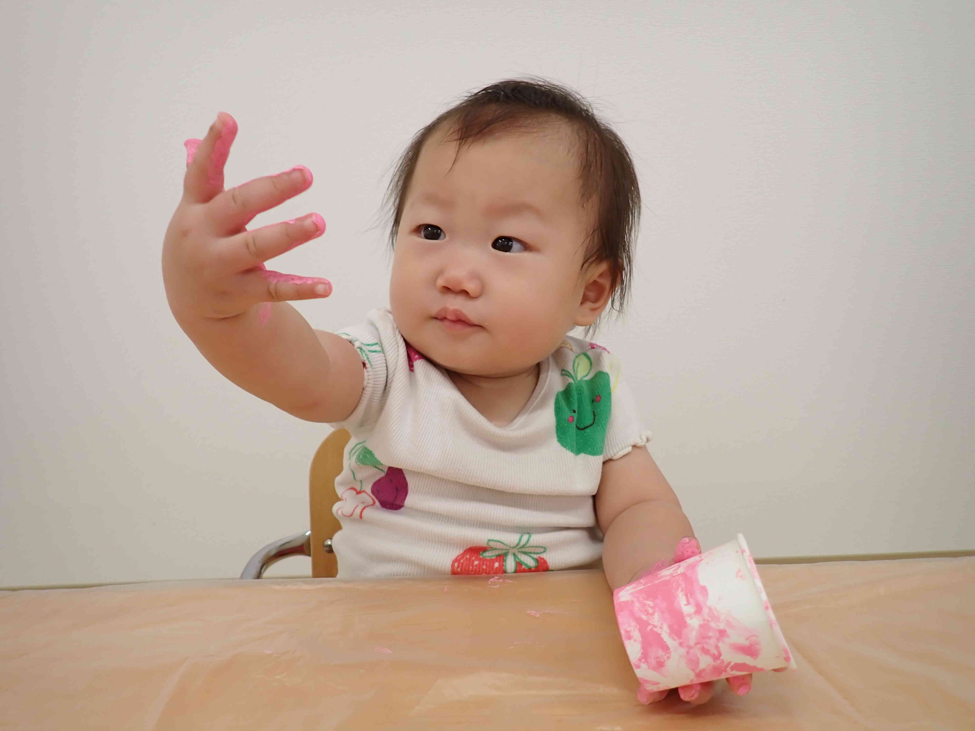 手がピンク色だ！