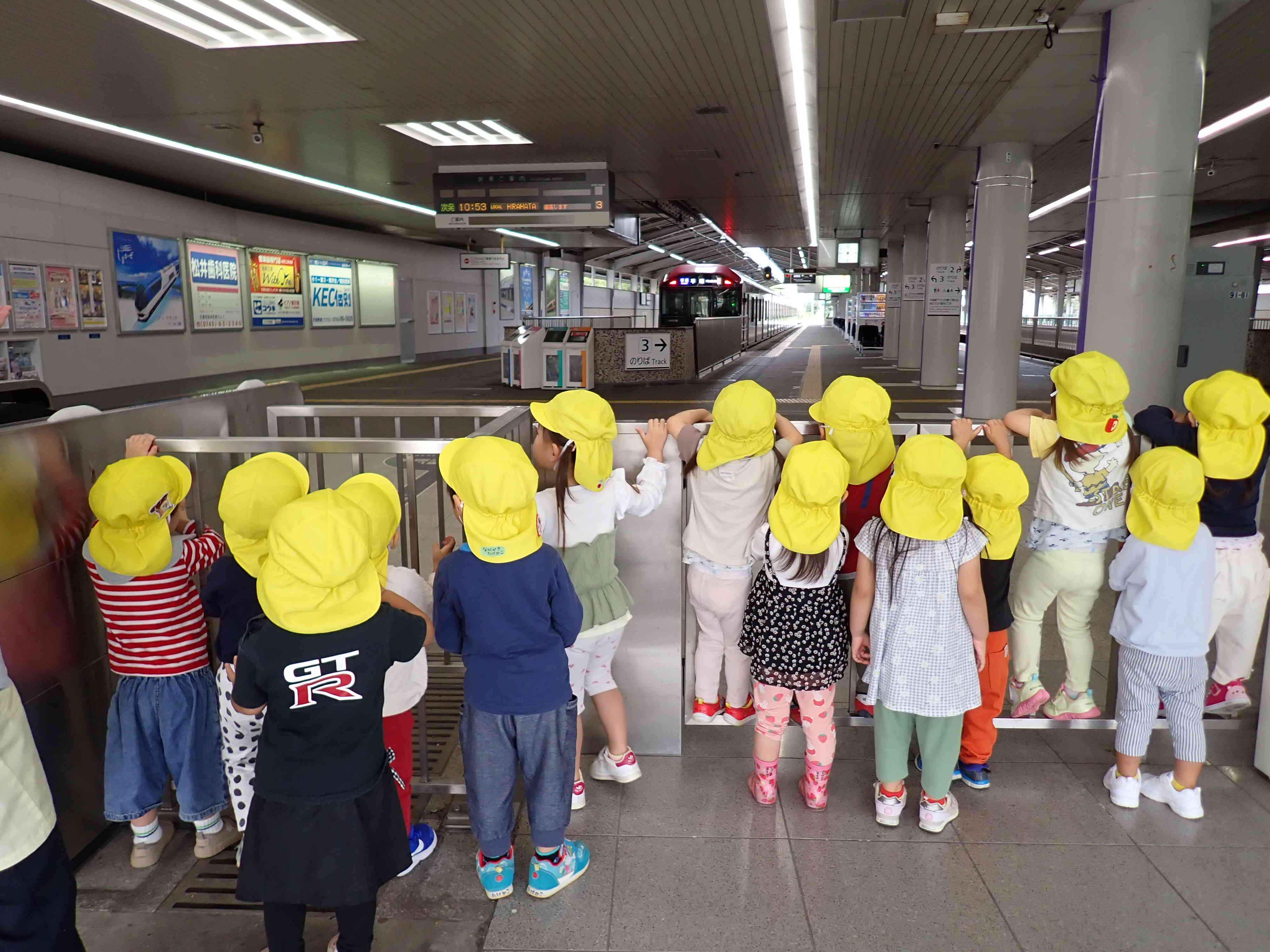 電車ばいばーい！