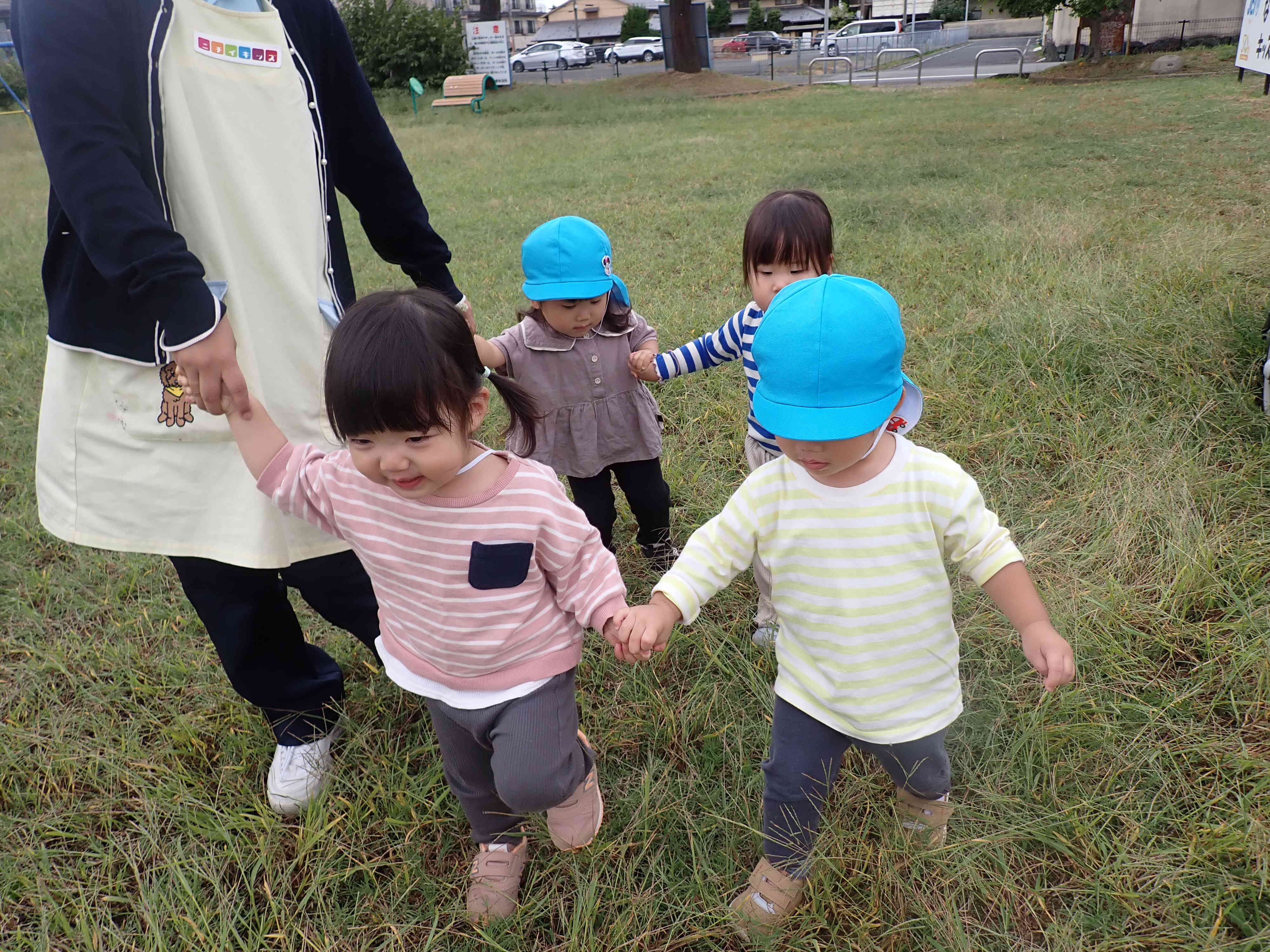 手を繋いでかえるよ～！