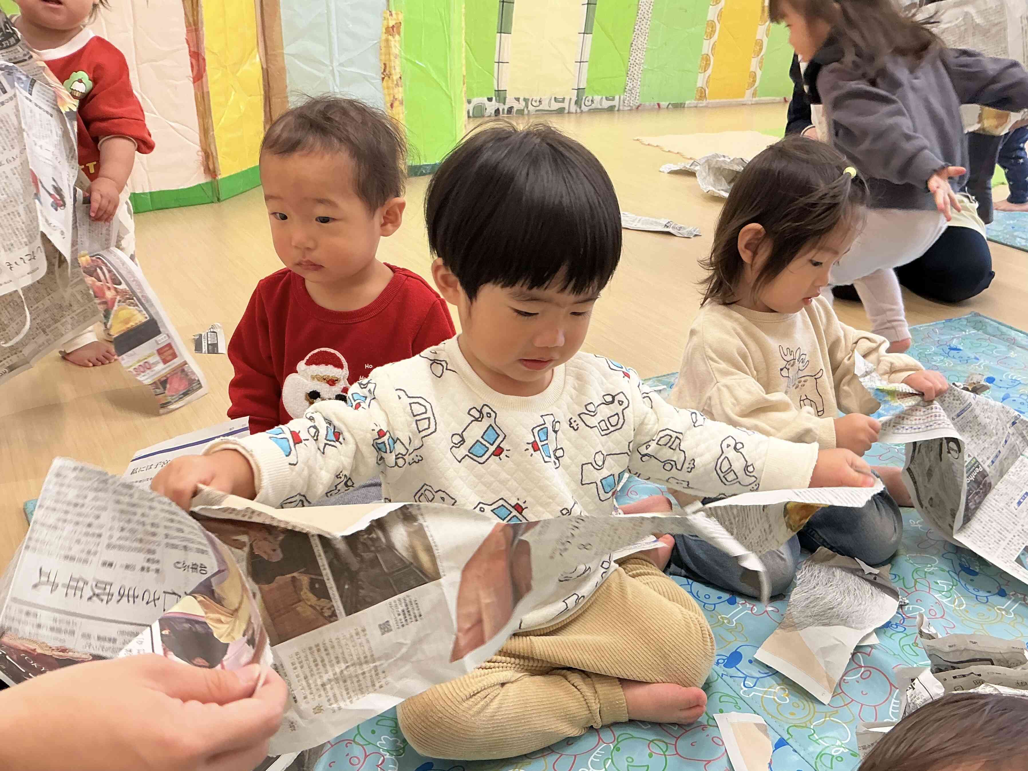 あひる組  新聞紙遊び
