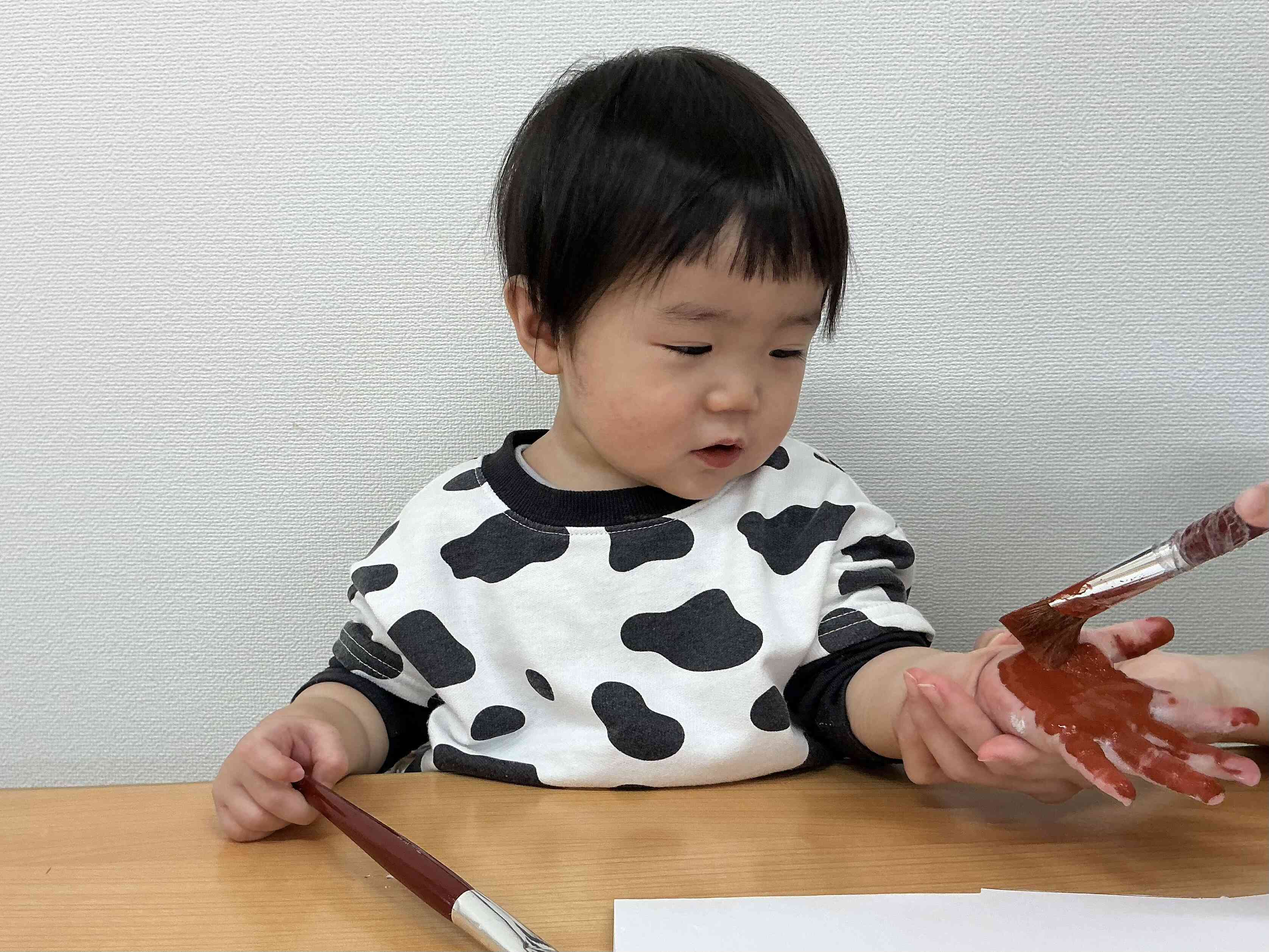 筆を持ちながら！