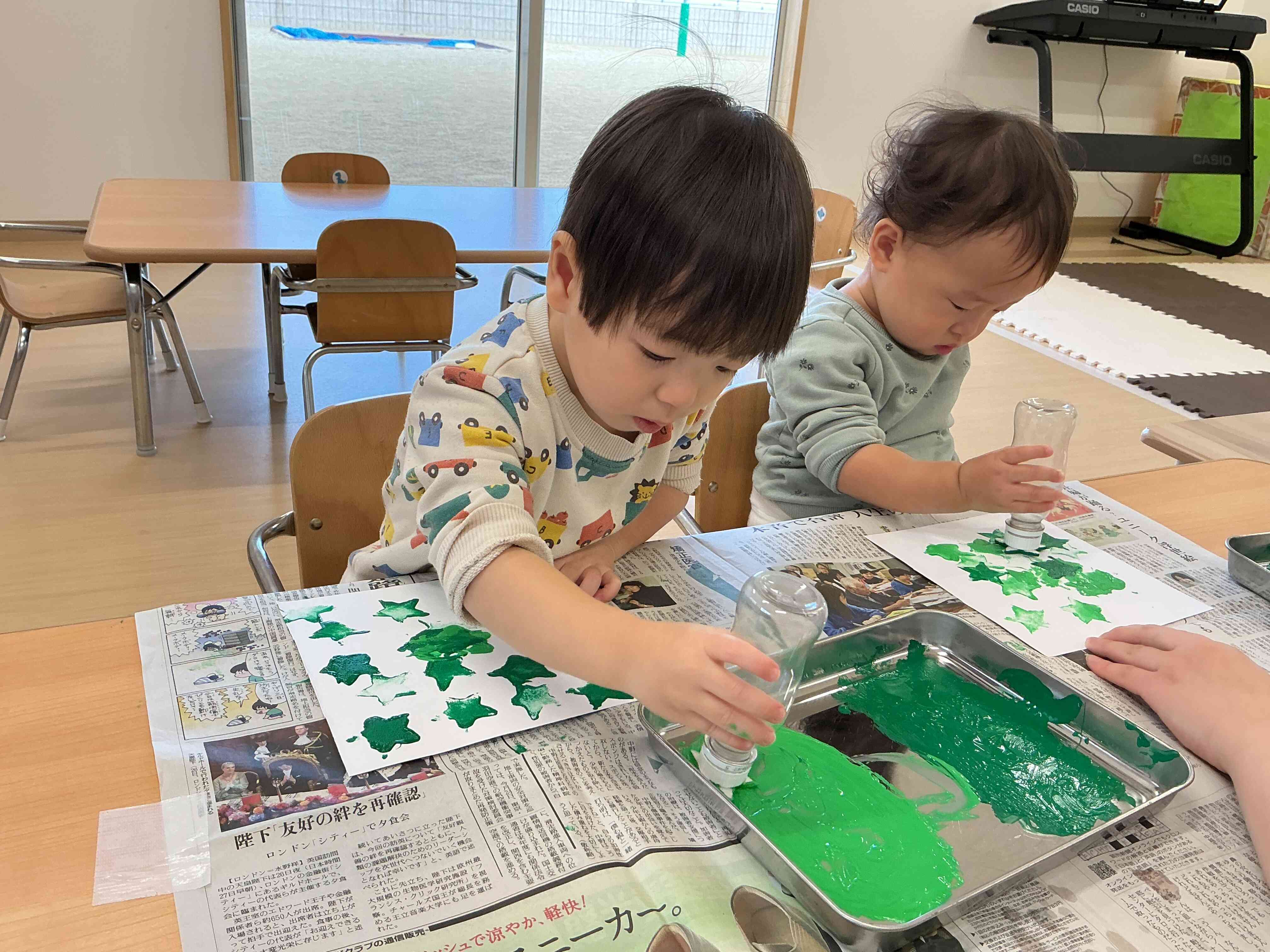 もう少し絵の具つけてみよう！