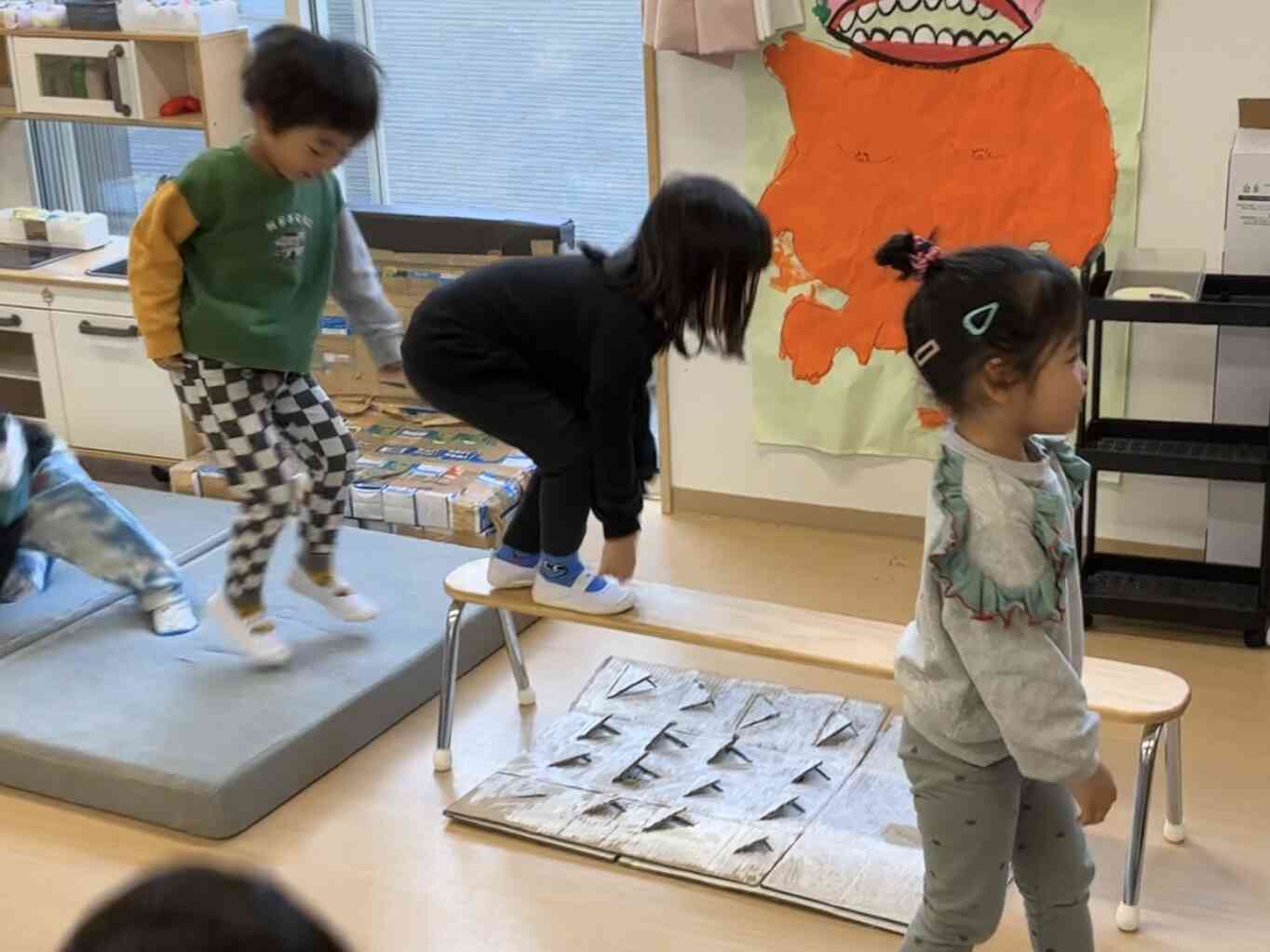 ジャンプして進め針の山へ