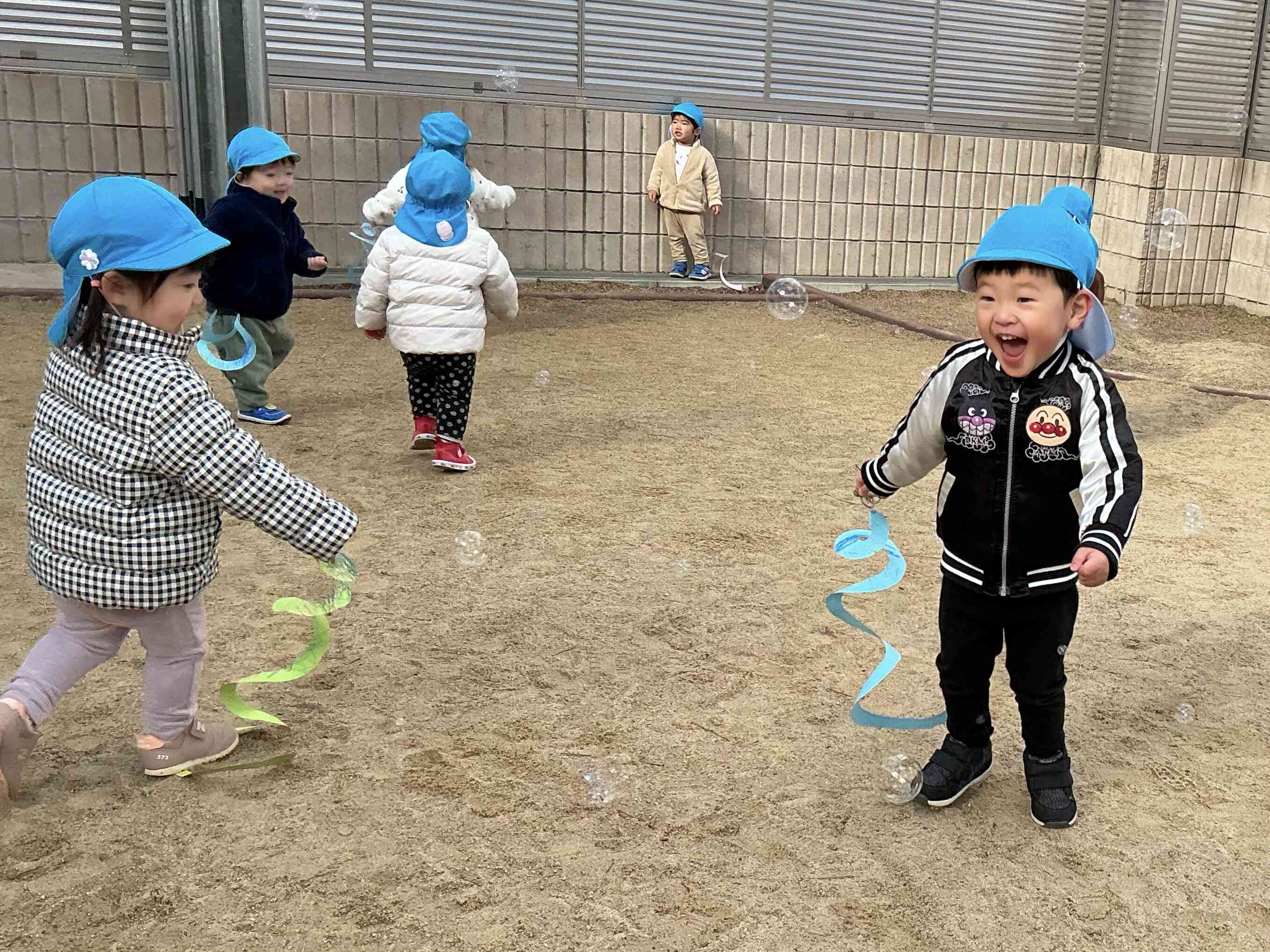 最後にシャボン玉を飛ばしました！シャボン玉に大興奮なお友達です♪