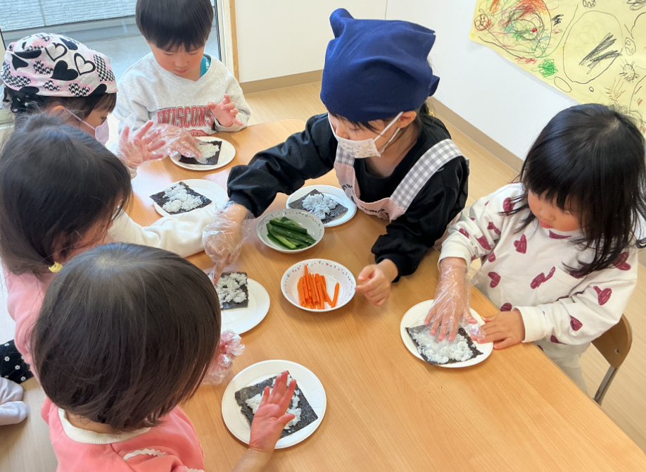 みんなで恵方巻き作りスタート！