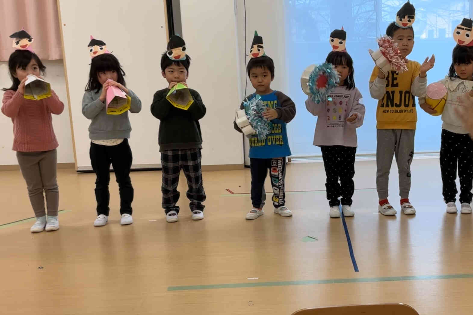 手作り楽器で奏でる「小さな世界」