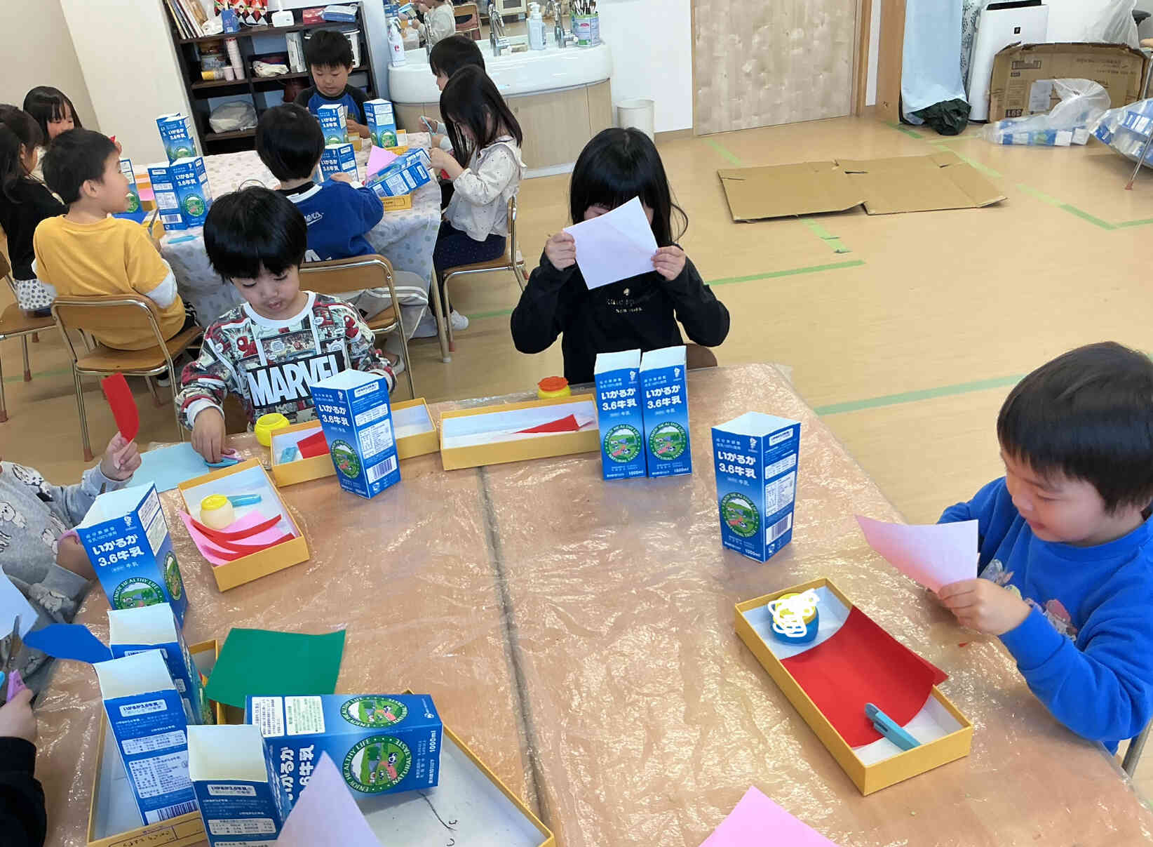 牛乳パックでお家を作ります。