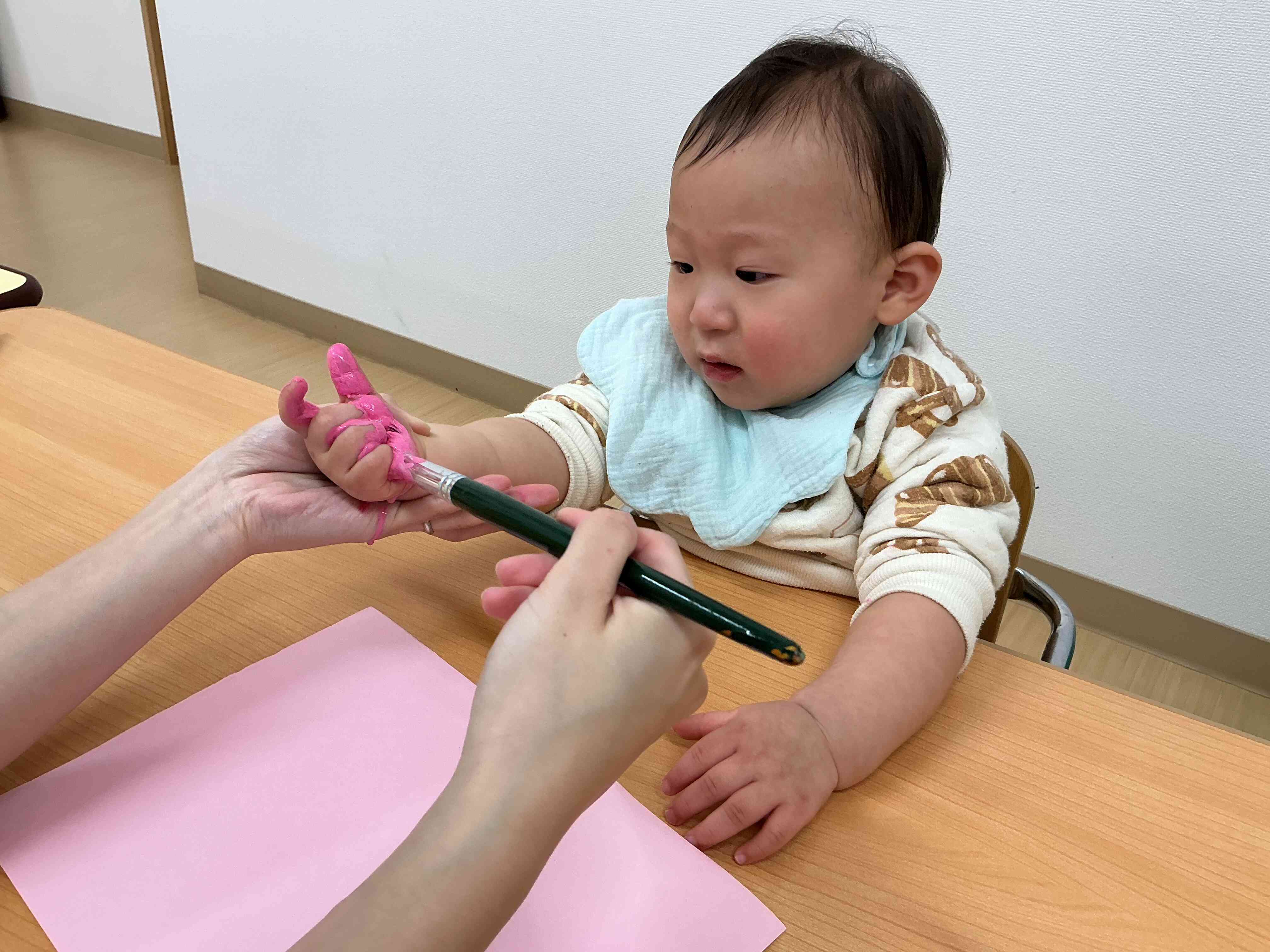 筆を握ってみるよ！