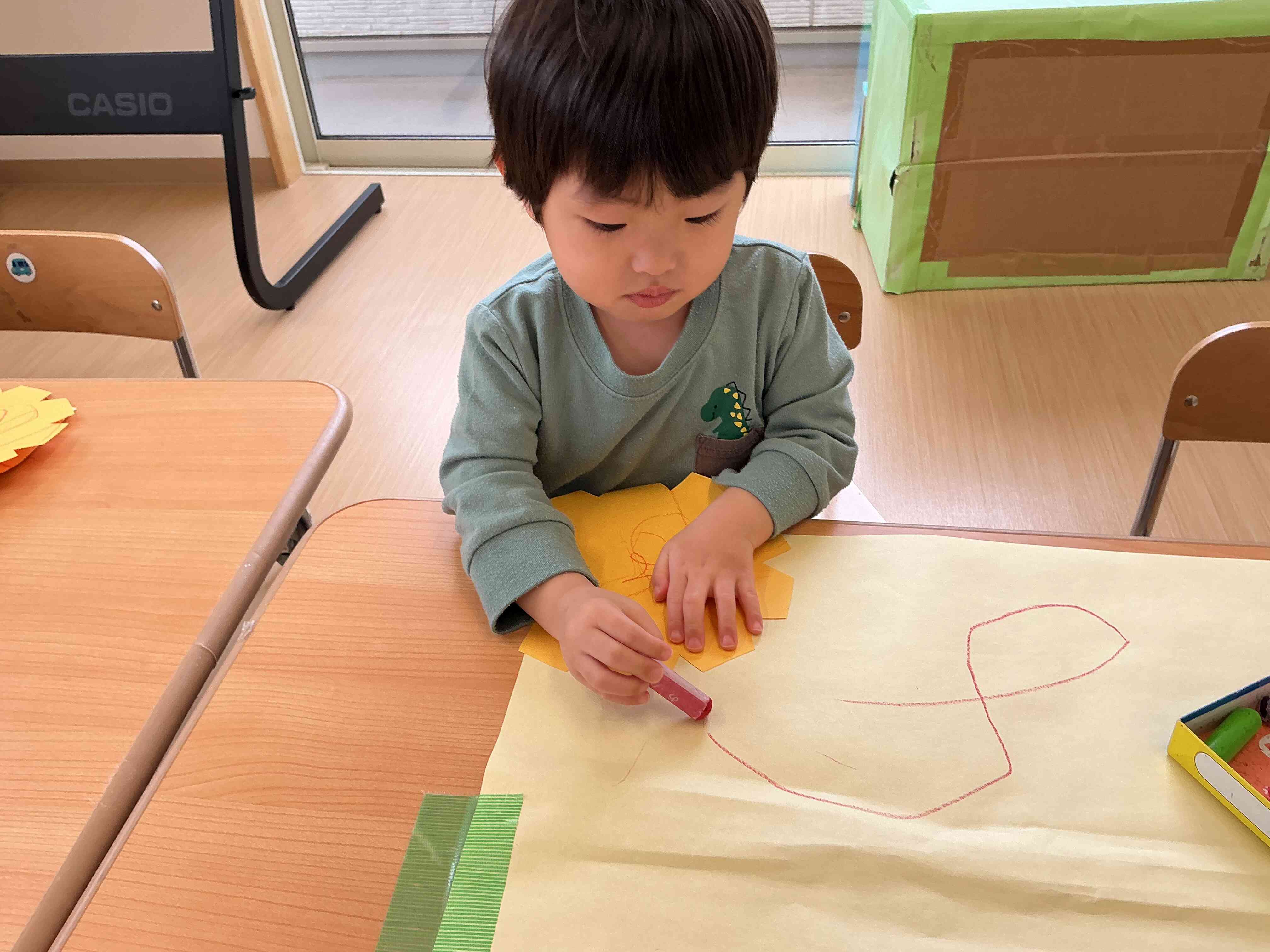 大きな紙にも描いてみるよ！