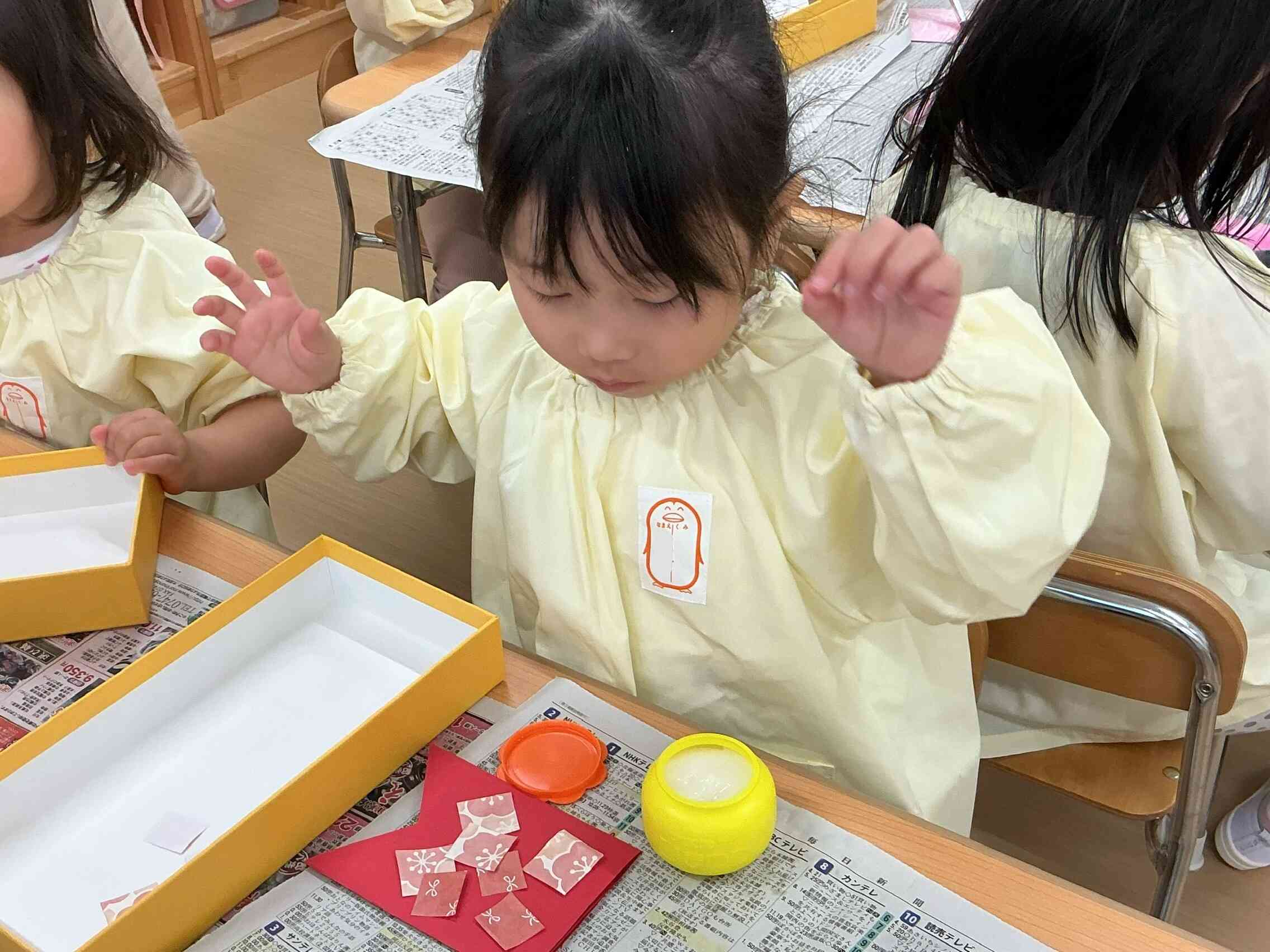 こいのぼりにお洋服を着せるよ！