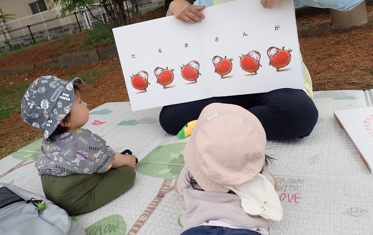 公園で大型絵本タイム　ひよこ組
