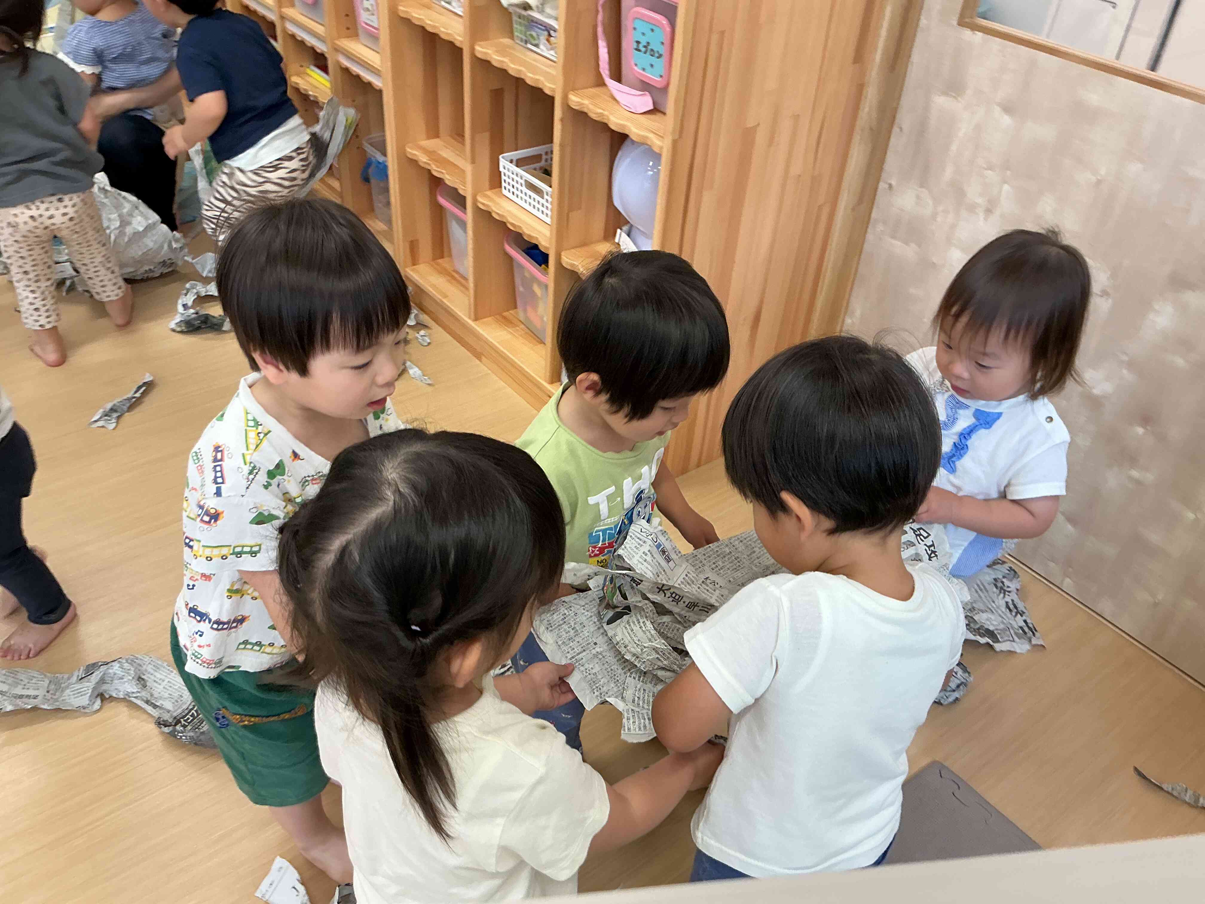 新聞紙遊び　うさぎ組