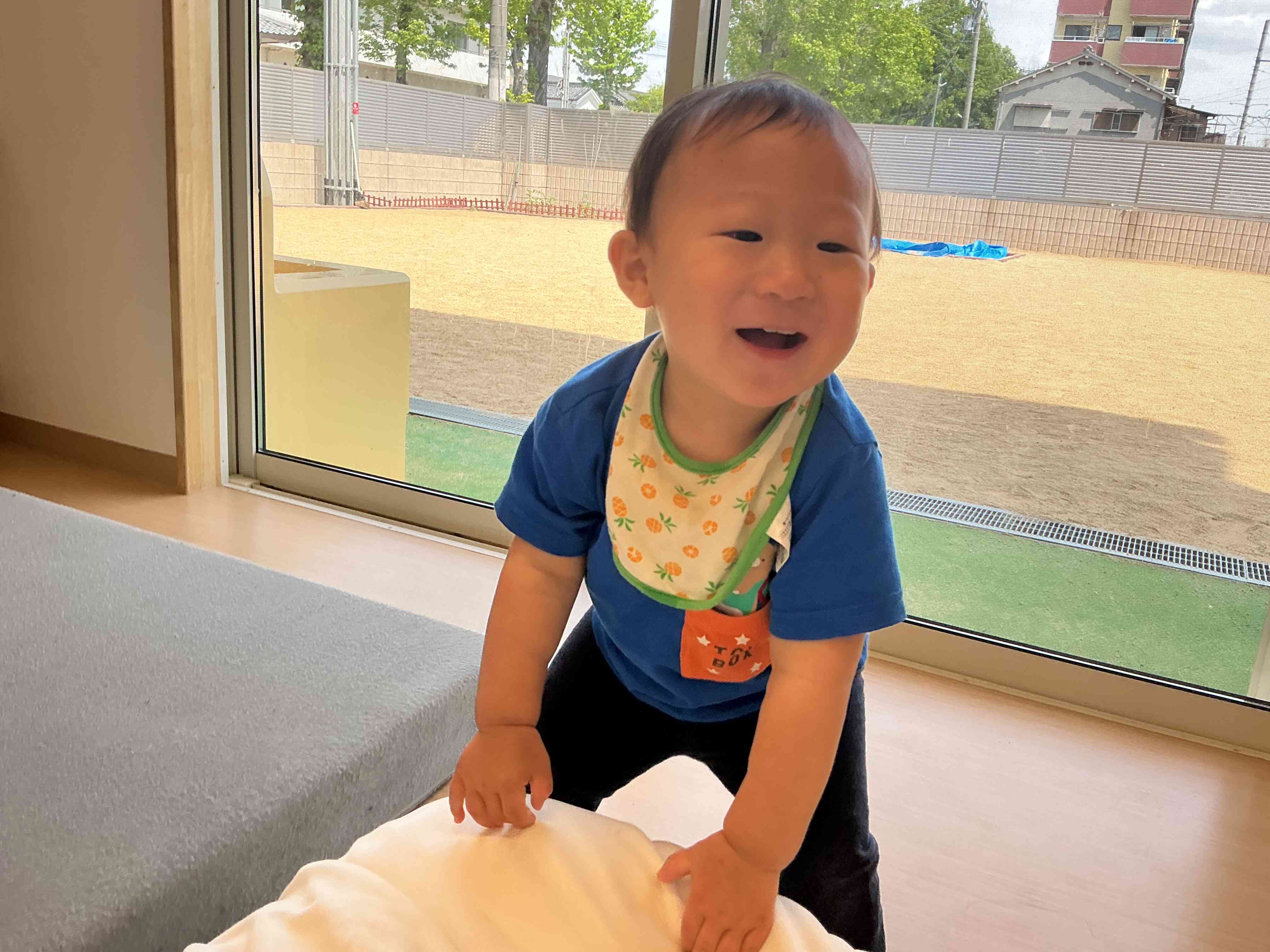 部屋の中を探検中!