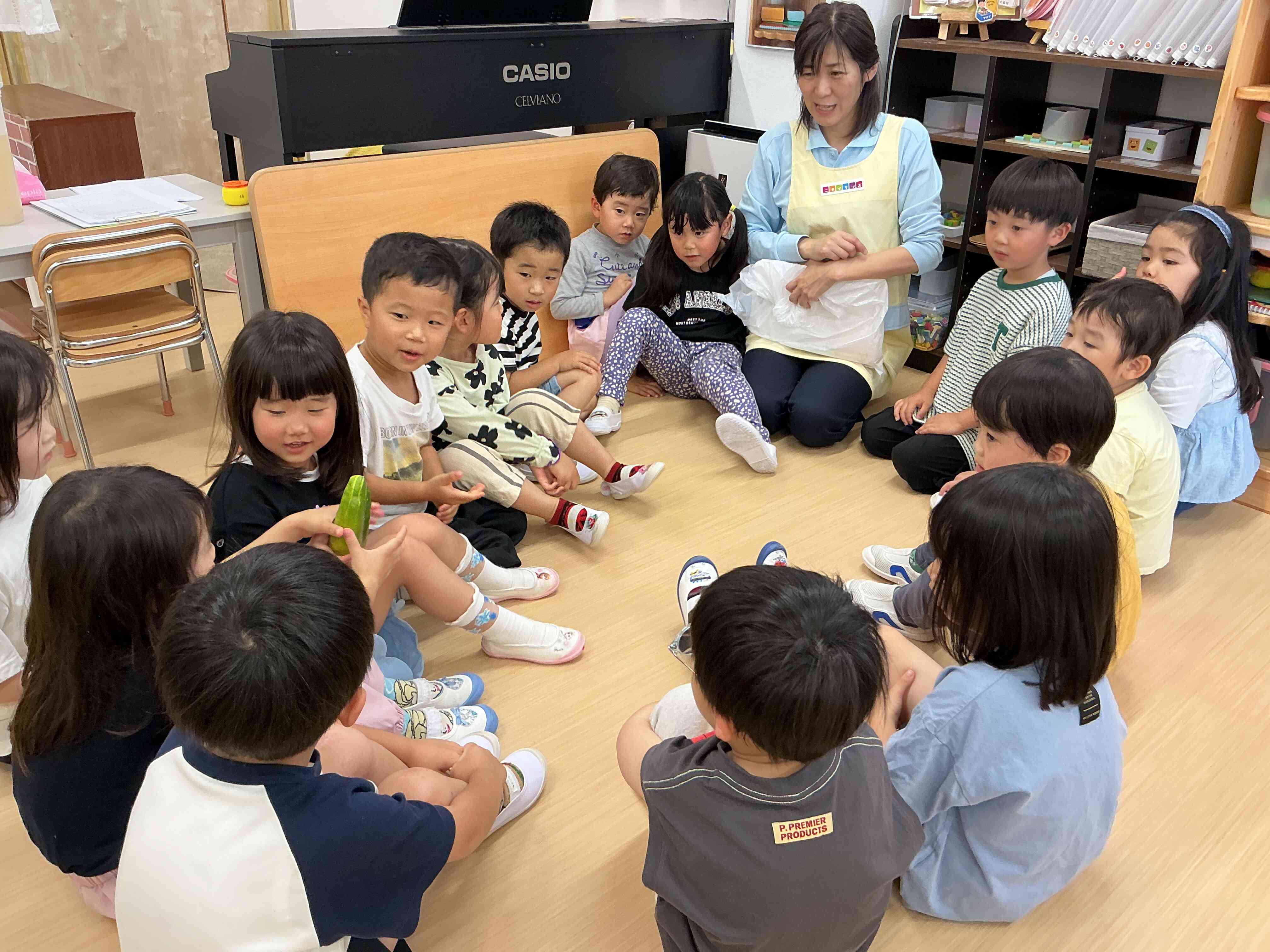 きゅうりで遊ぼう！(ぱんだぐみ4歳児)