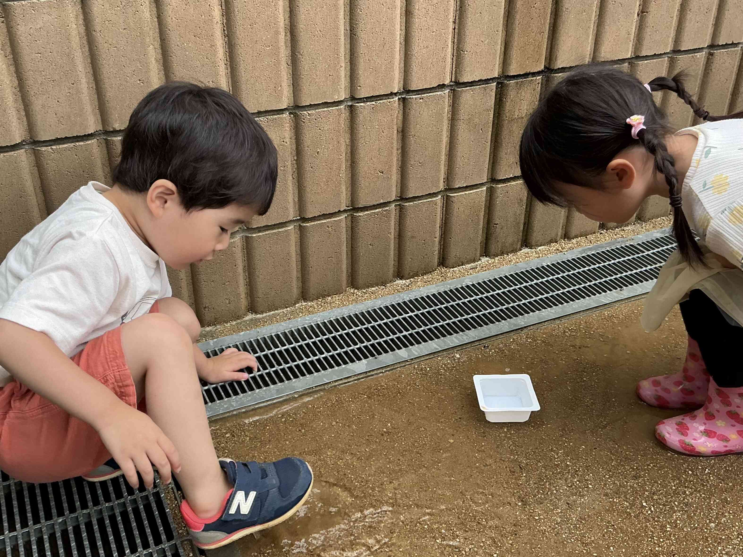 園庭でも雨探し♪