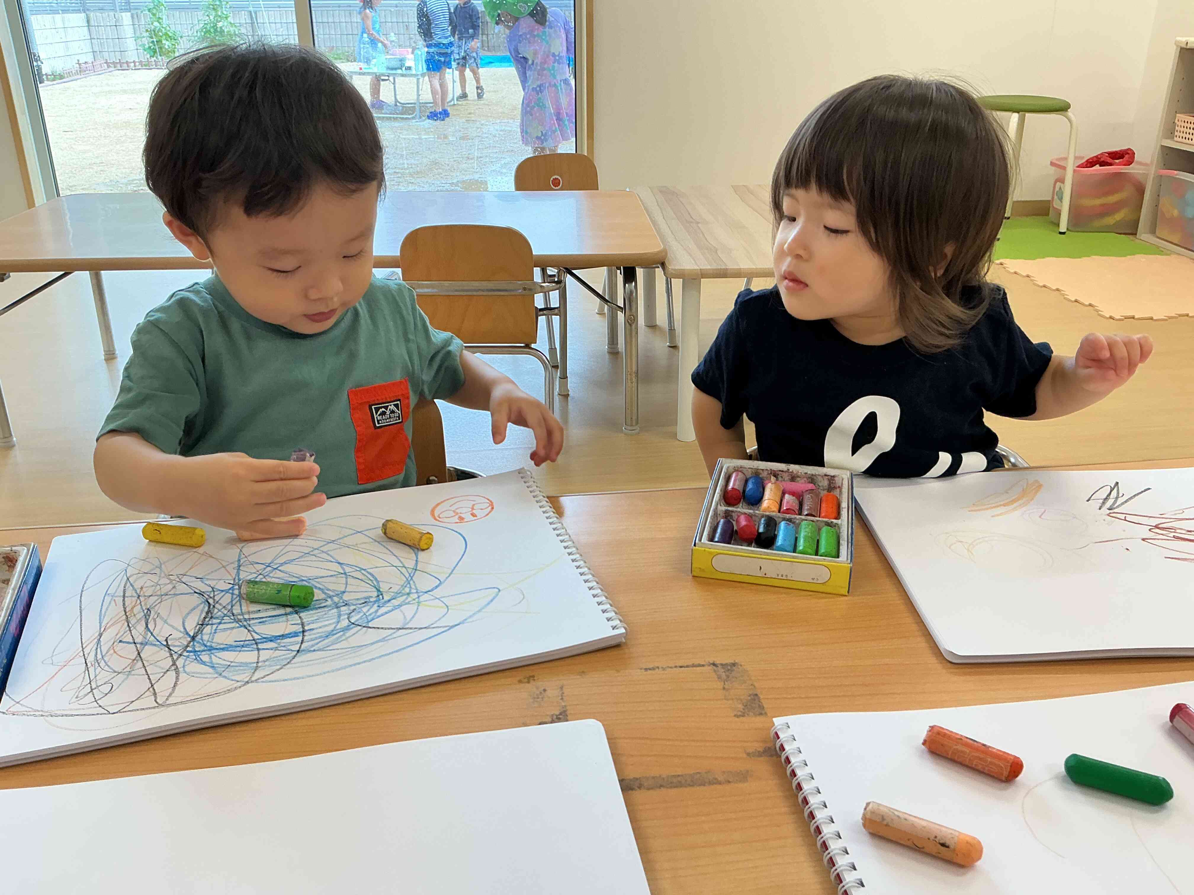 お友だちは何を描いているのかな？
