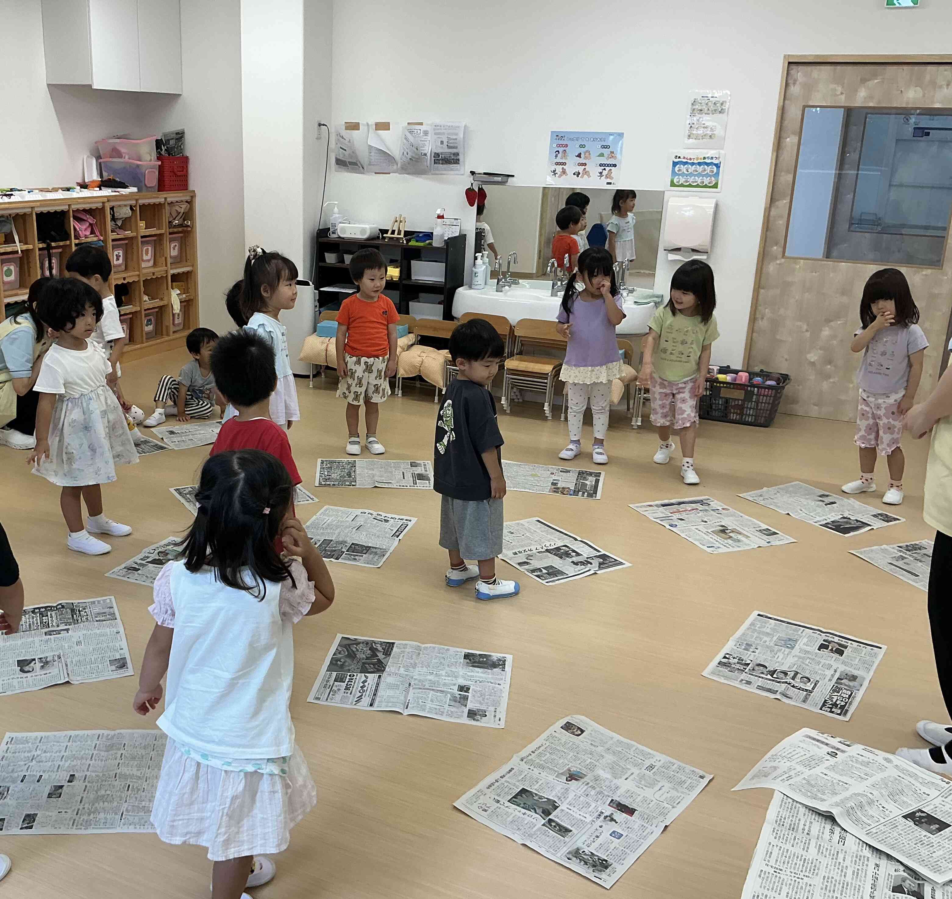 新聞紙遊び　りすぐみ