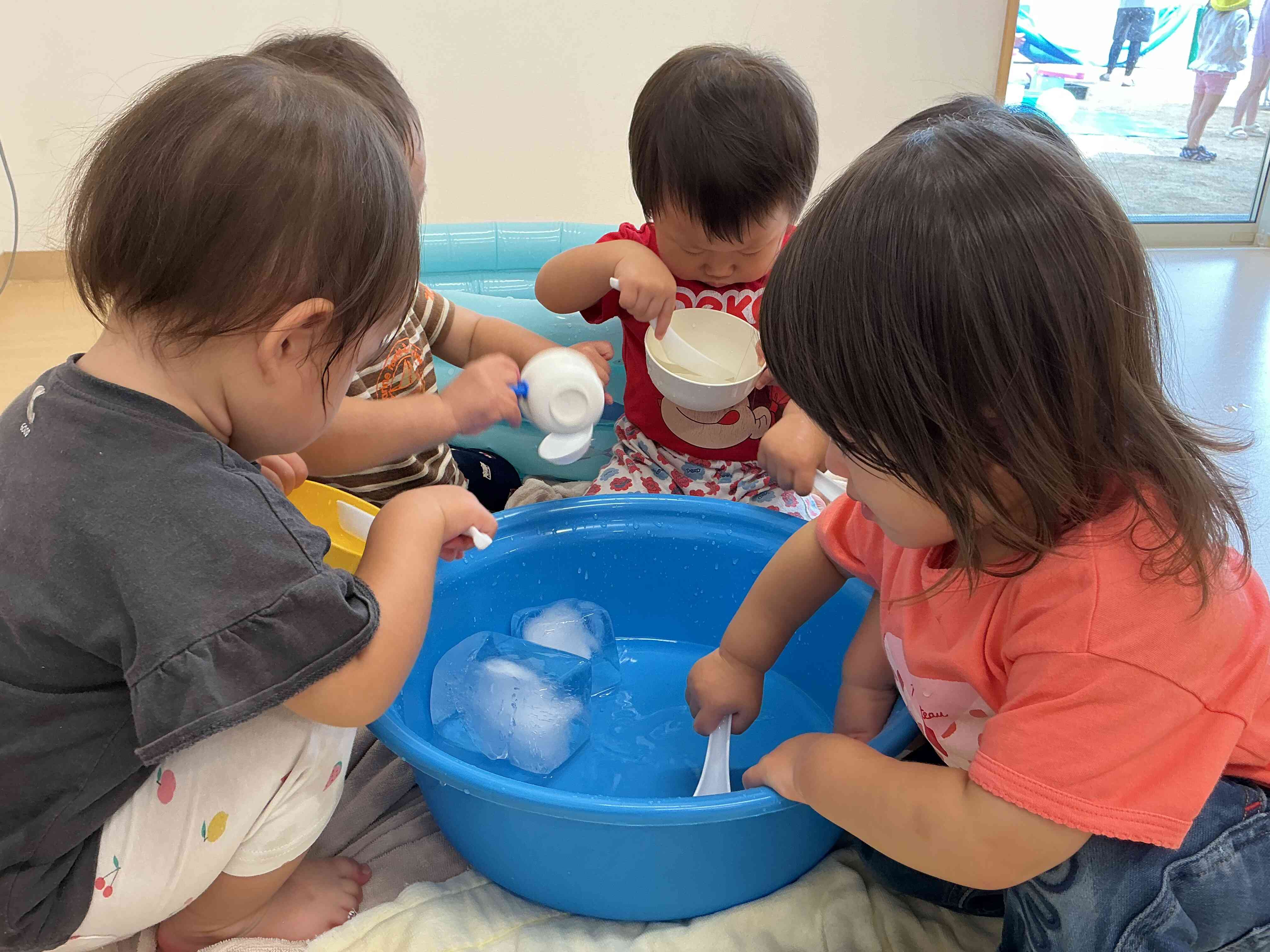 溶けた水と氷でおままごとをしてみたよ！