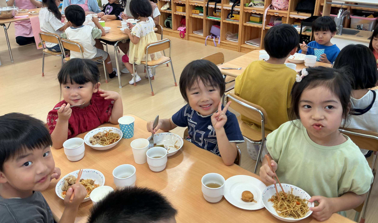 給食も一緒に異年齢で食べました!