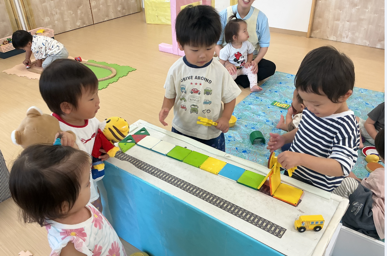磁石のおもちゃで自分で考えてトンネルや坂を作っています！（1歳児）