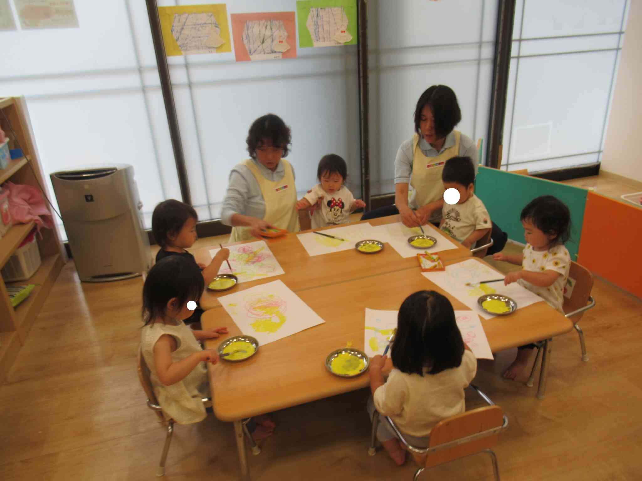 1歳児ｸﾗｽのお友だちも、製作がんばってますね