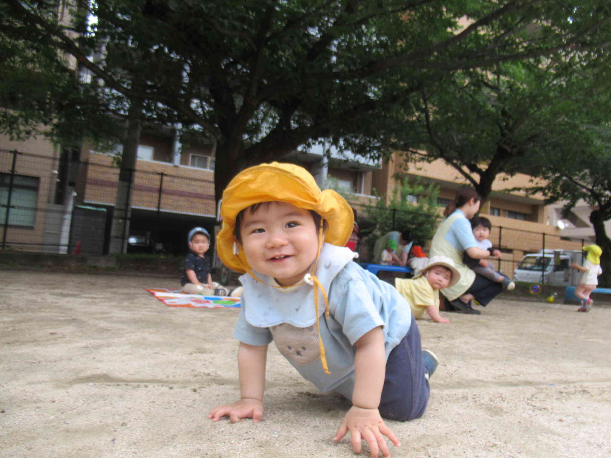 公園でも元気にハイハイしたり、