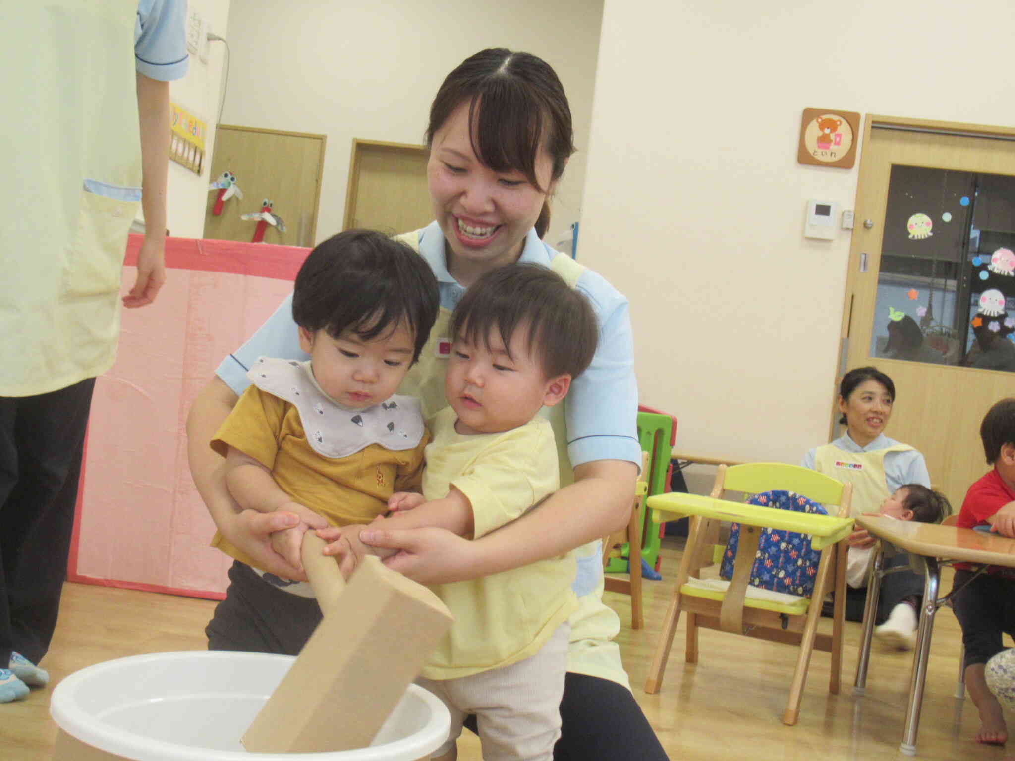 ひよこ組さんのもちつき、かわいい♪