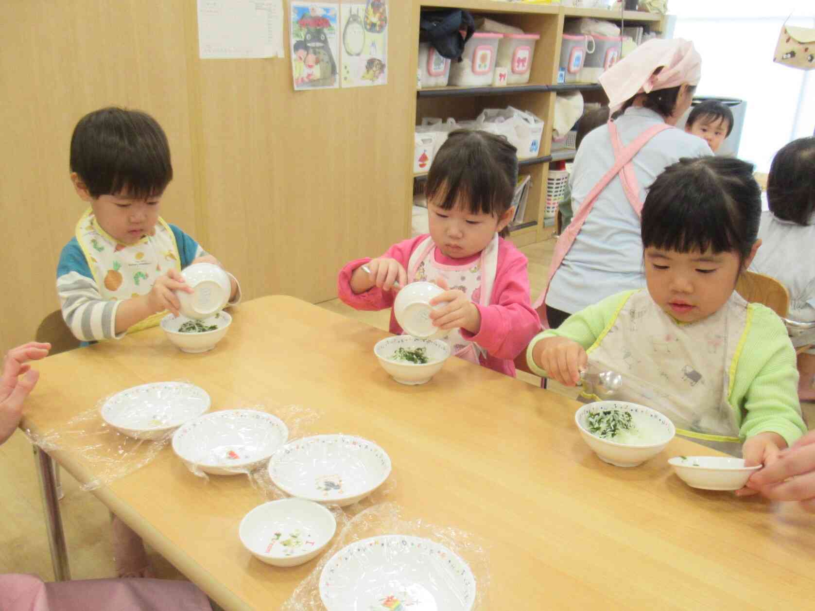 おやつは混ぜご飯にして、おにぎりにしました