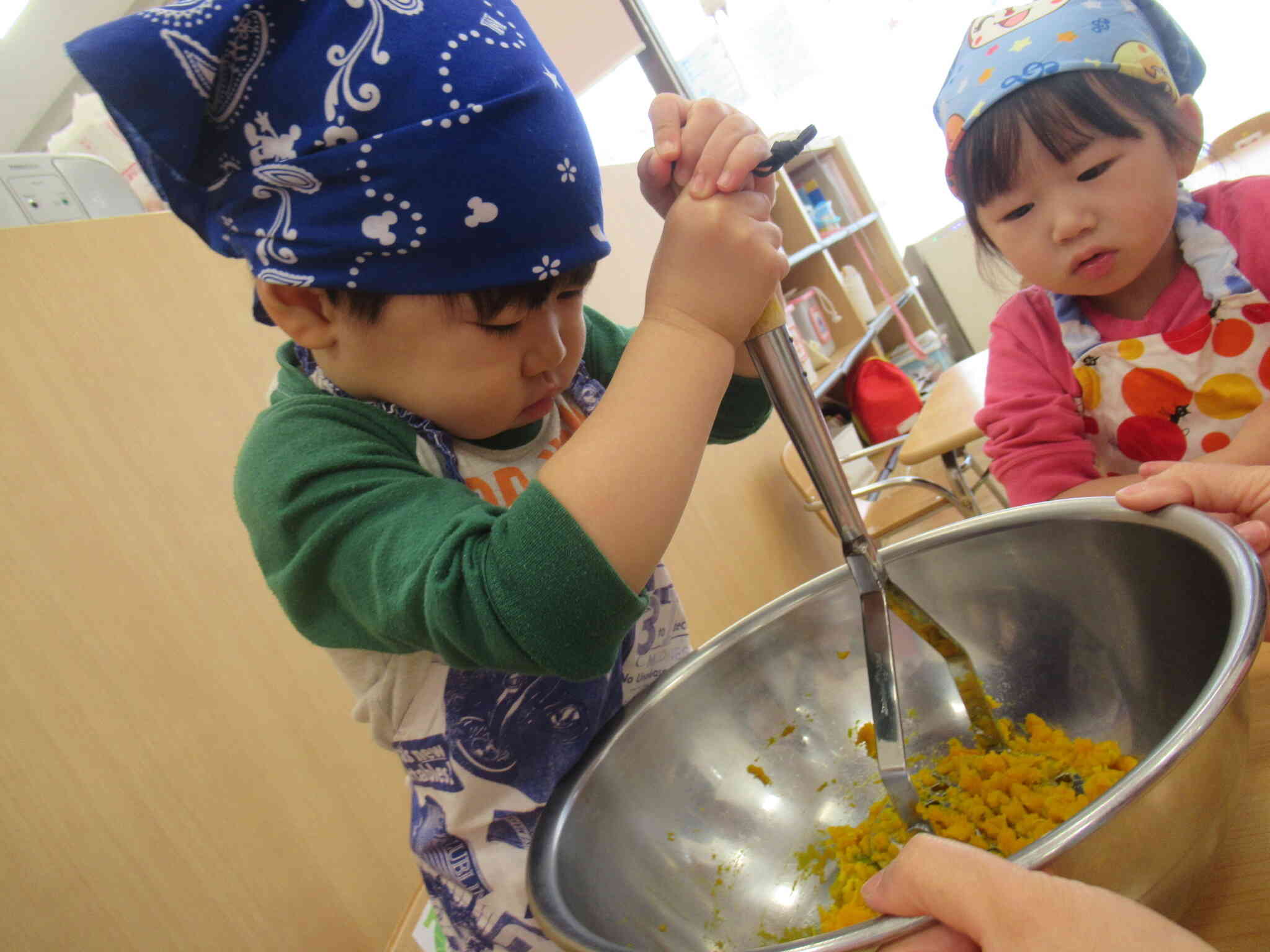 クッキング：2歳児クラス