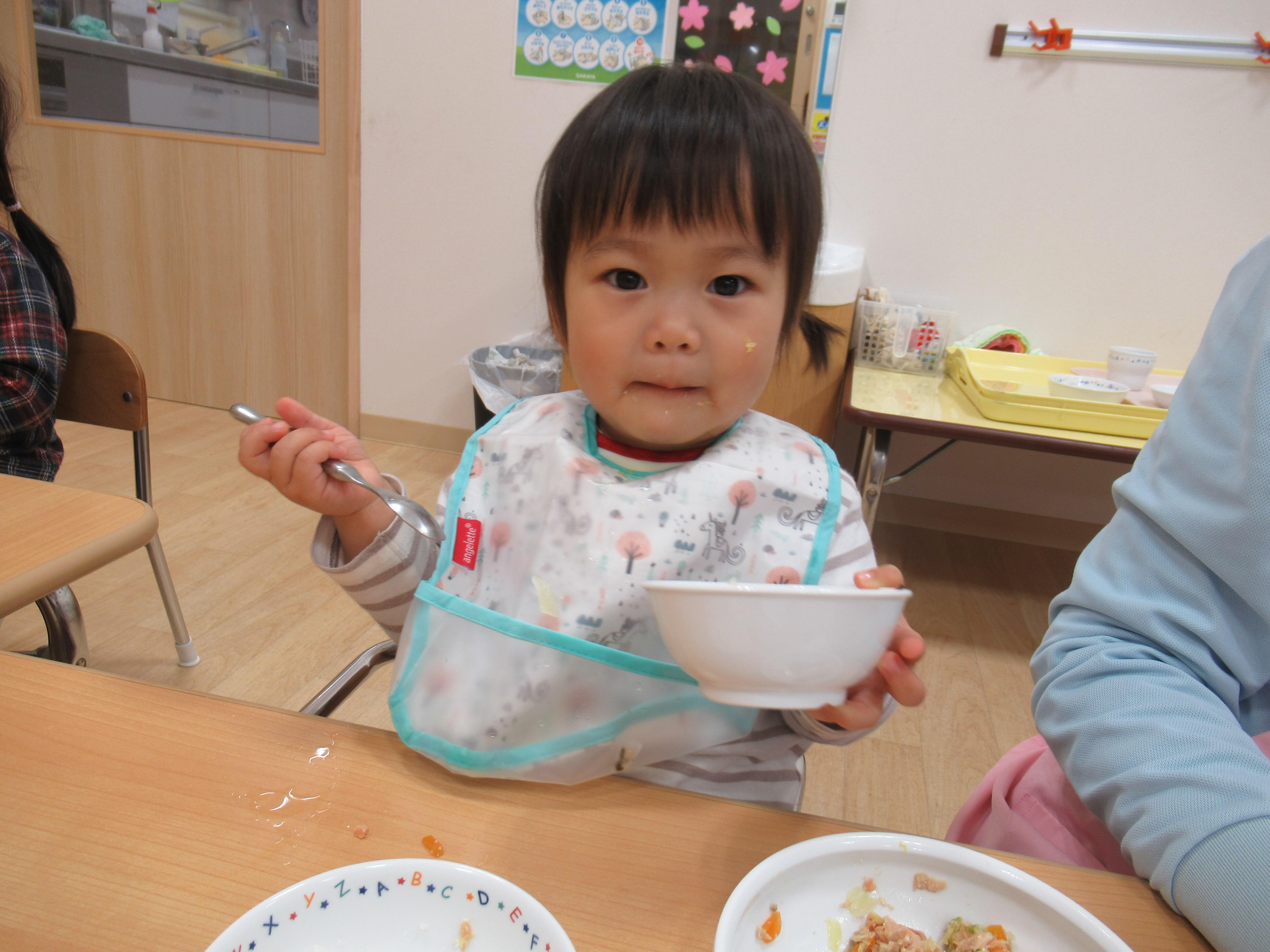 上手に汁椀を持って食べていました！
