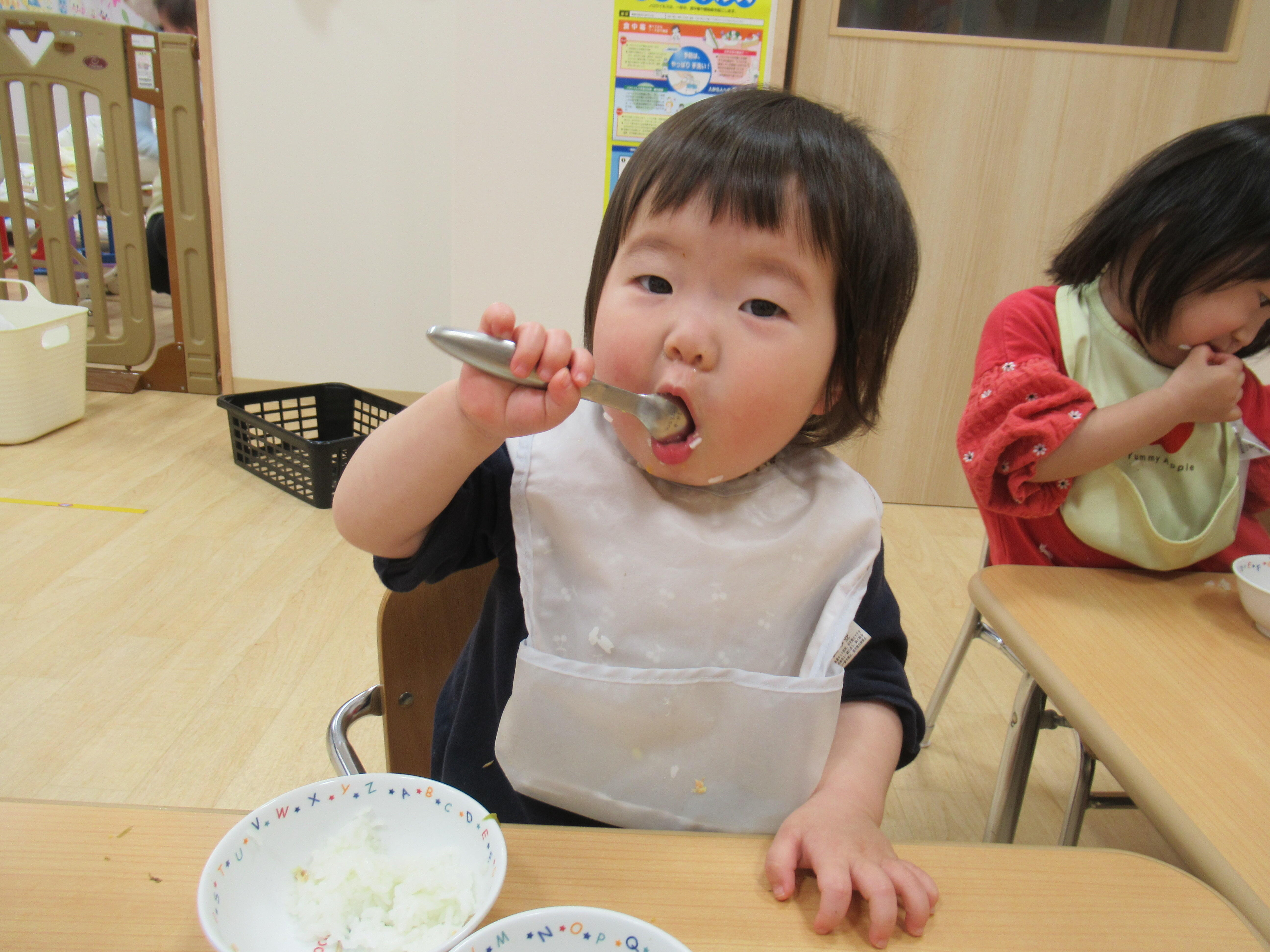 大きく口を開けて、パクパク、モグモグ★おいしいな♪