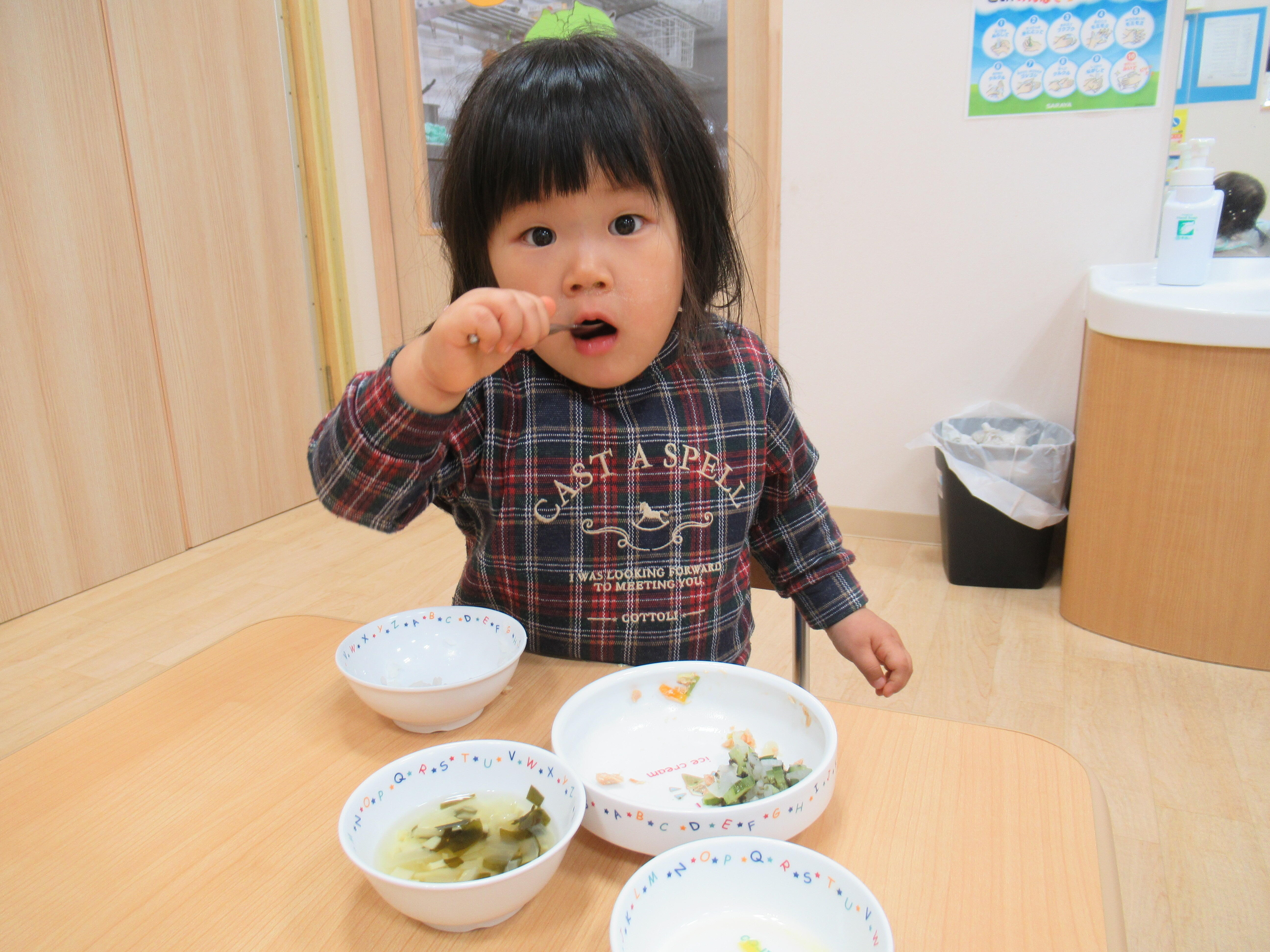 自分でスプーンによそって食べています★