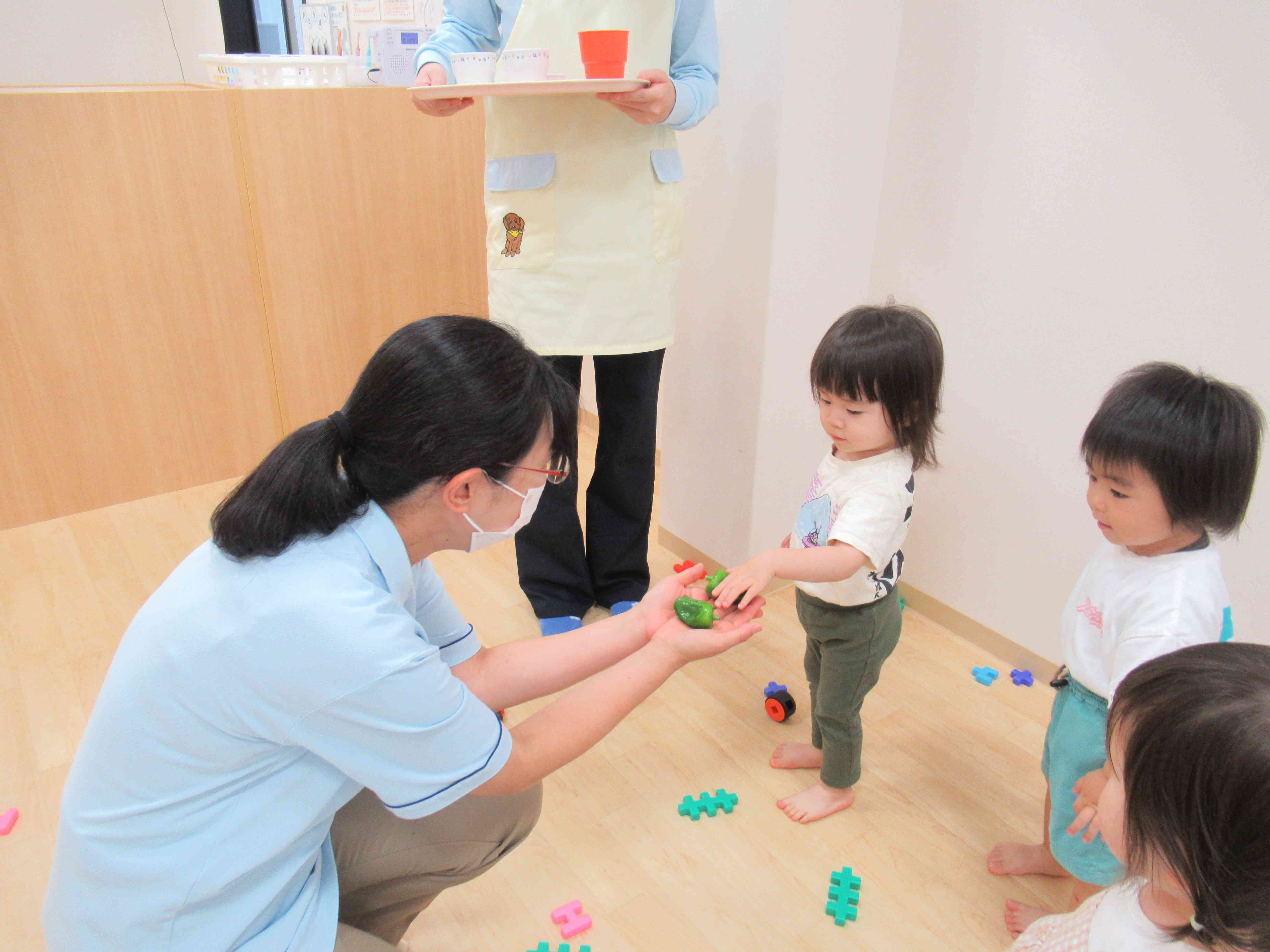 「おねがいしまーす！」と給食の先生に渡すことができました(^^♪