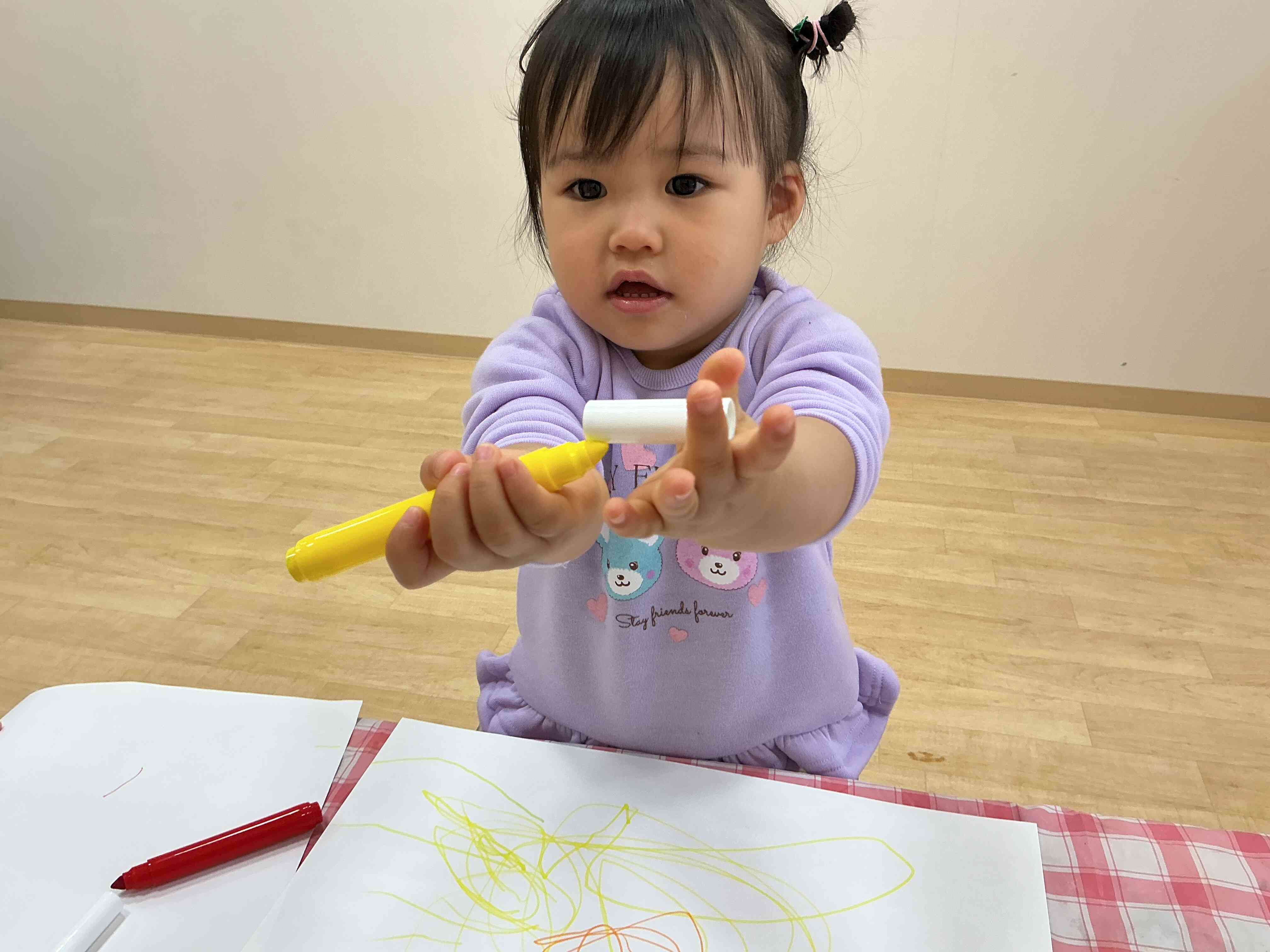 先生!わたし、ペンのフタ閉めれるよ(*^▽^*)