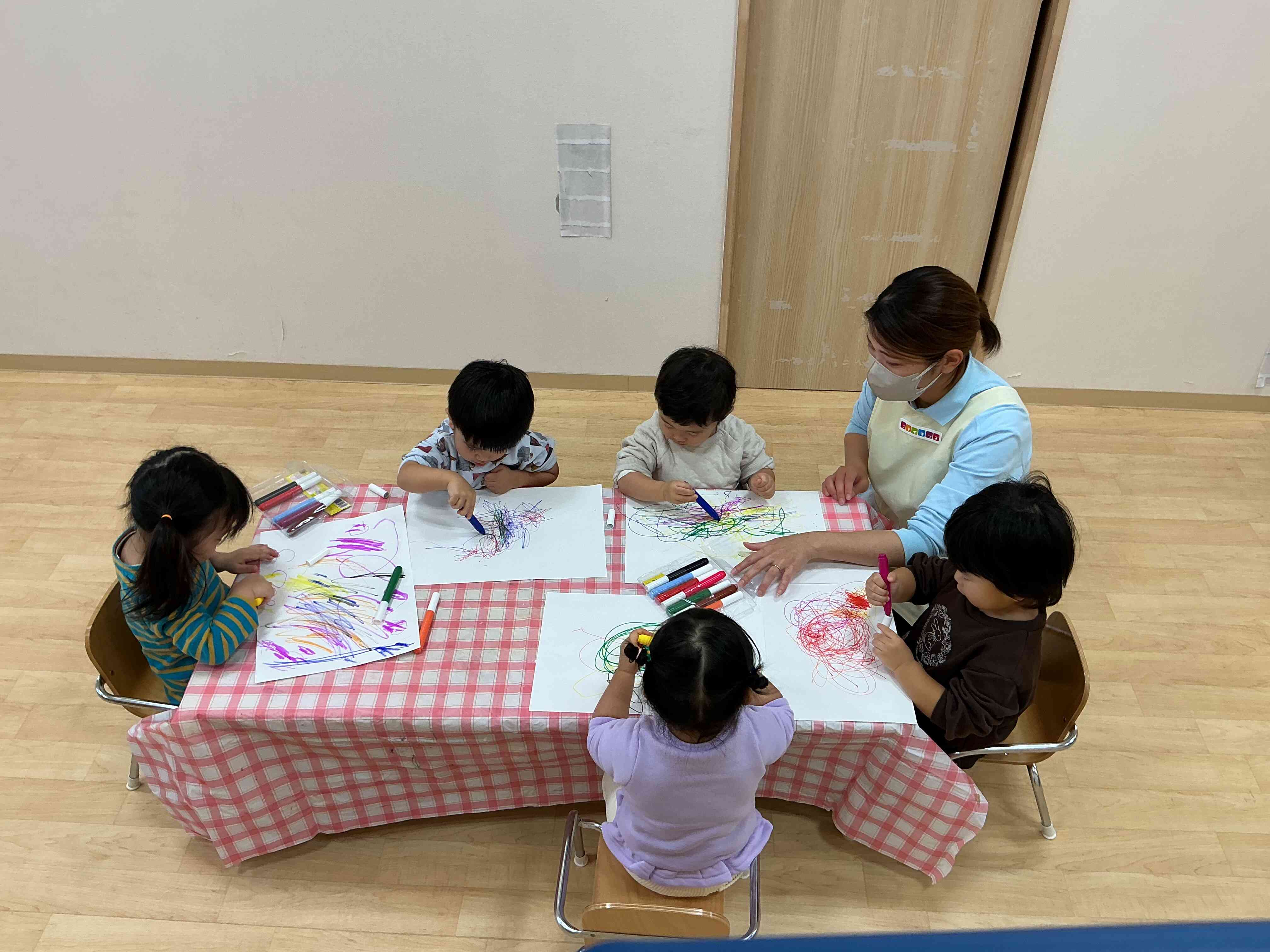みんなで一緒にお絵描き、楽しかったね〜♤