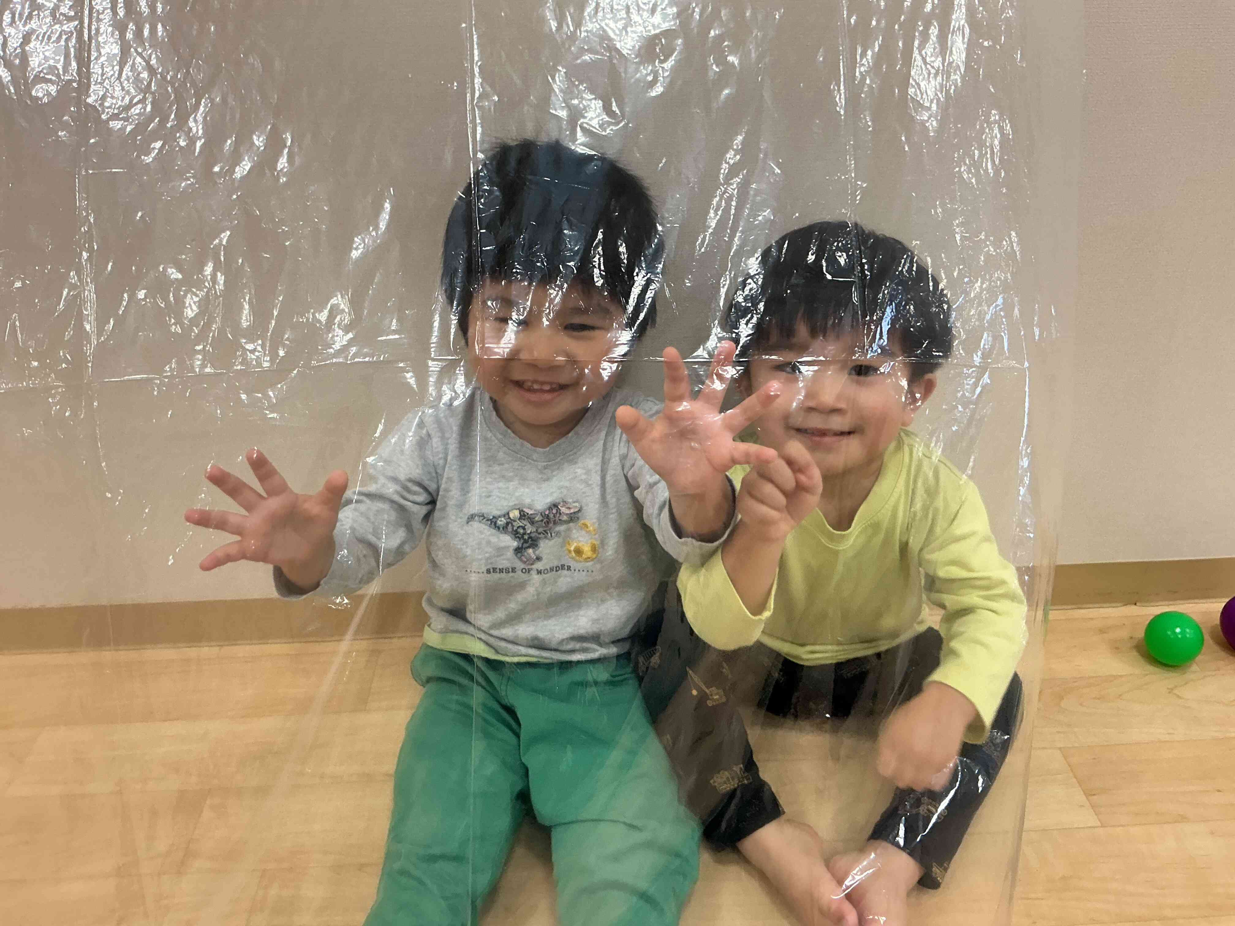 透明な坂道ができた...!?