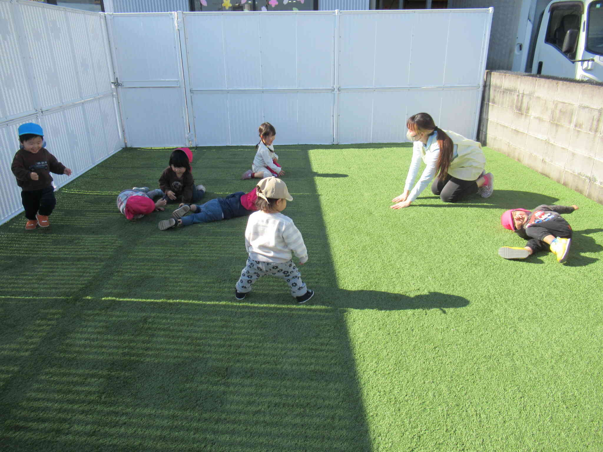 園庭でゴロゴロ～