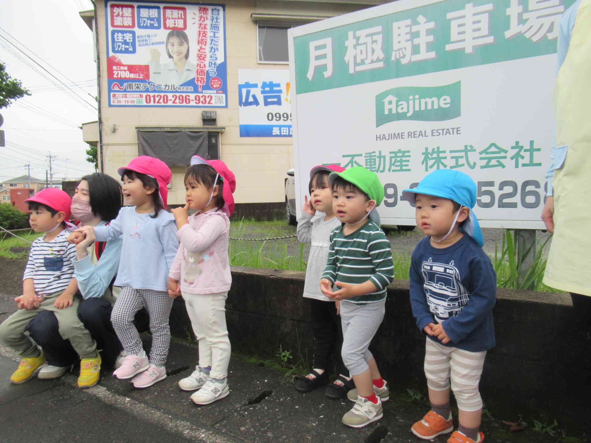 電停近くの交差点に着いて電車を待っています
