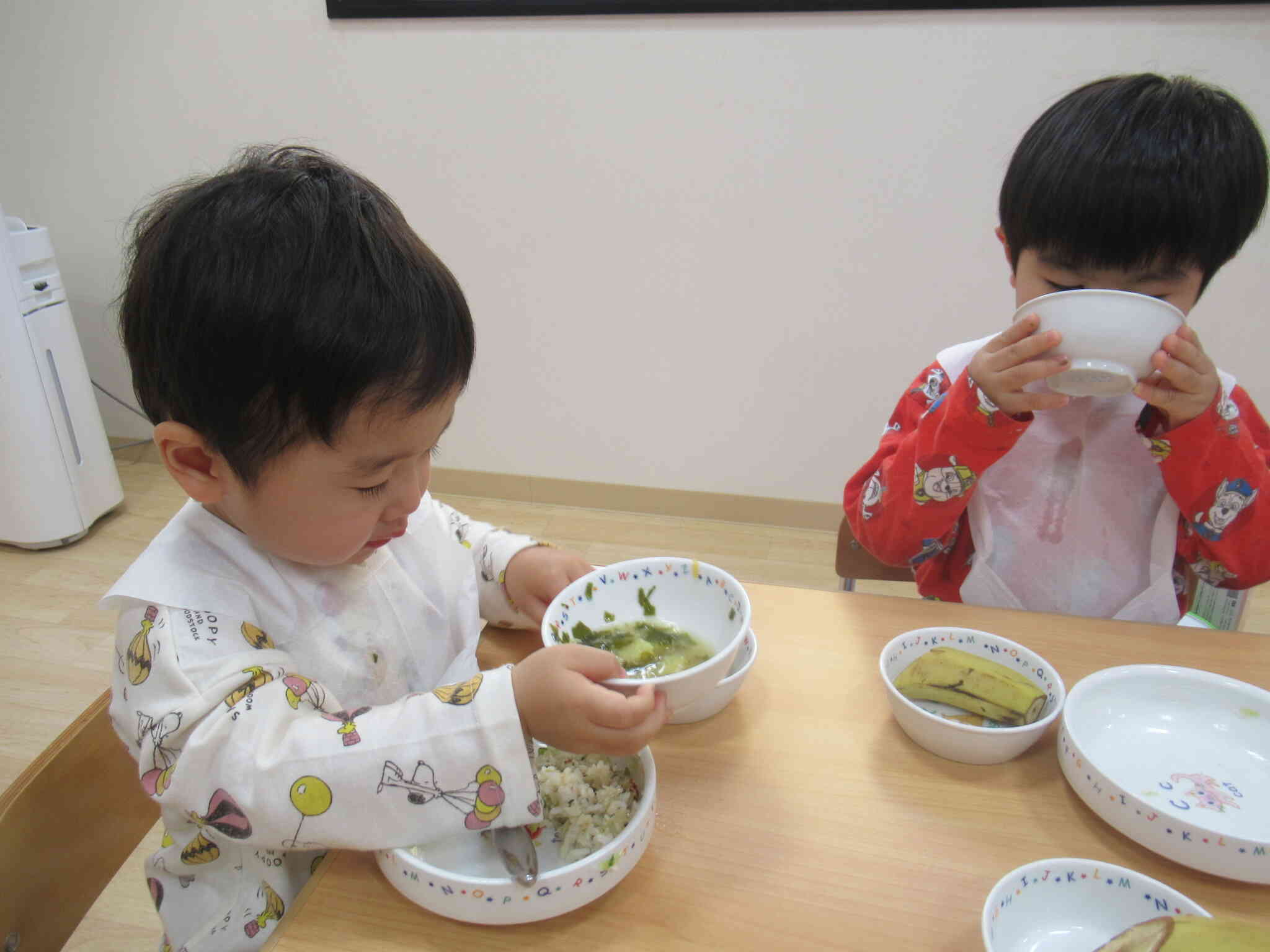 ２歳児さんはお皿を持って食べるのも上手です☆