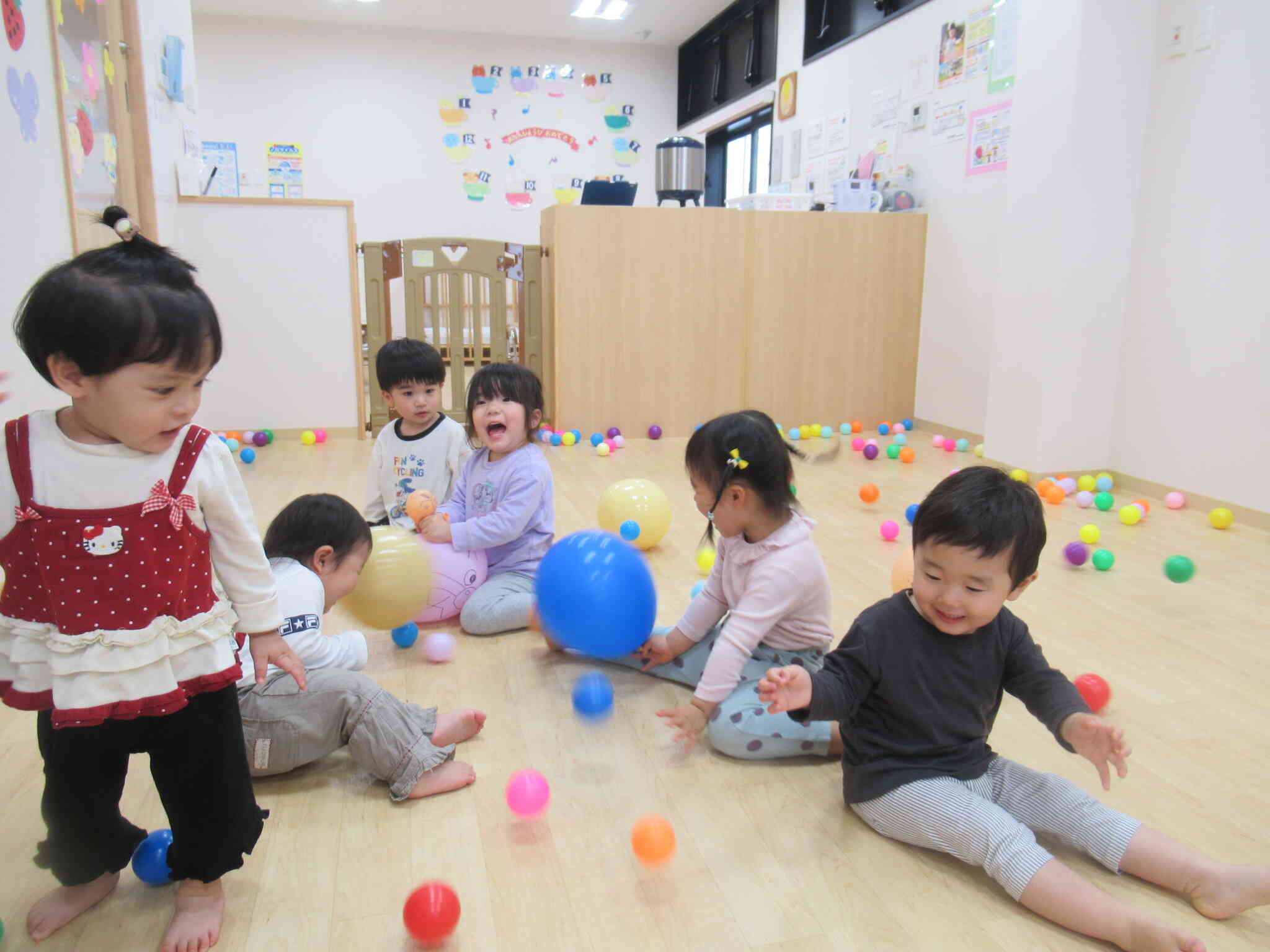室内でボールと風船であそびました