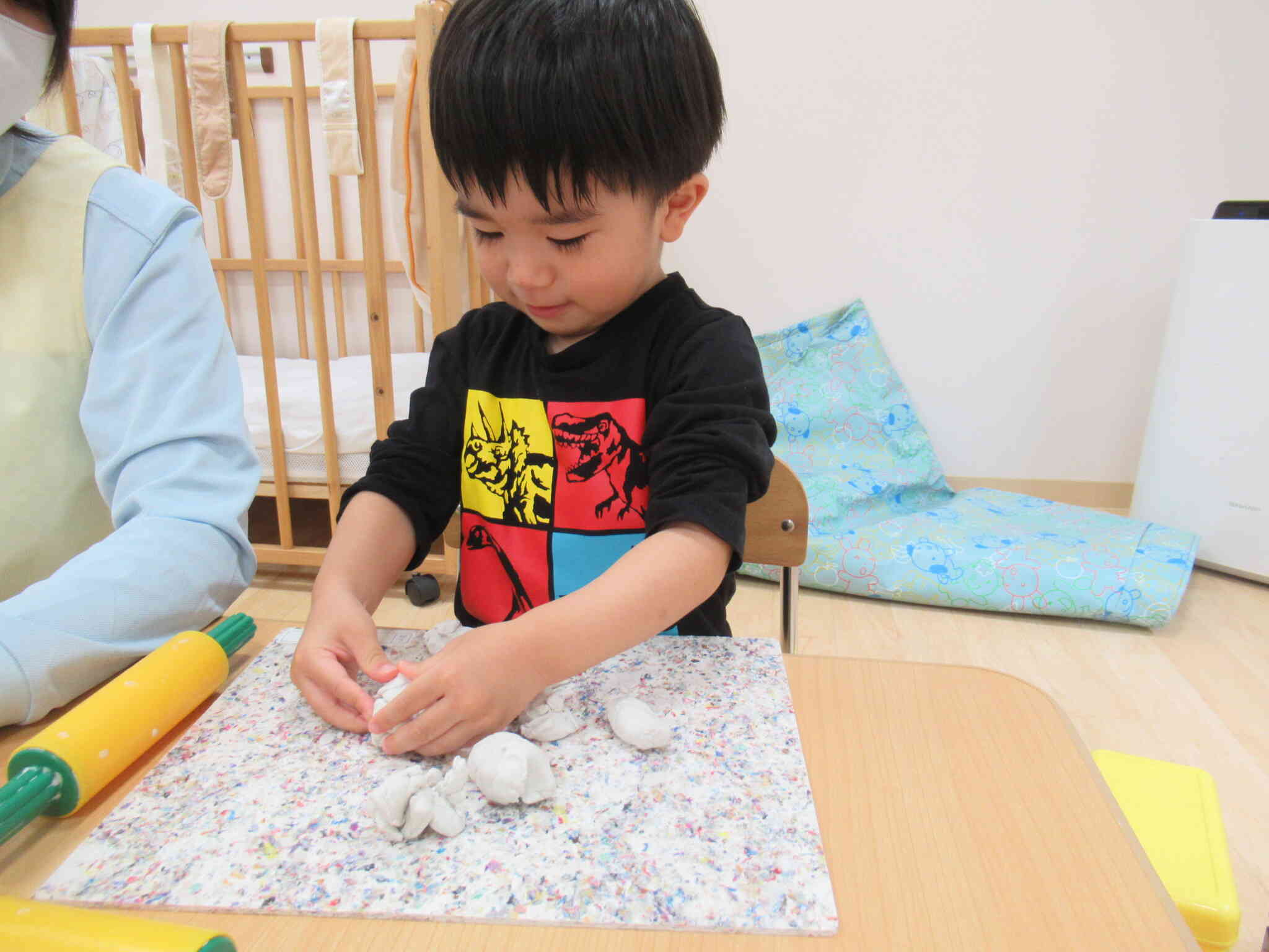 粘土をローラーで伸ばしたり、手のひらで丸めたりして、いろいろな形を作っていました♫