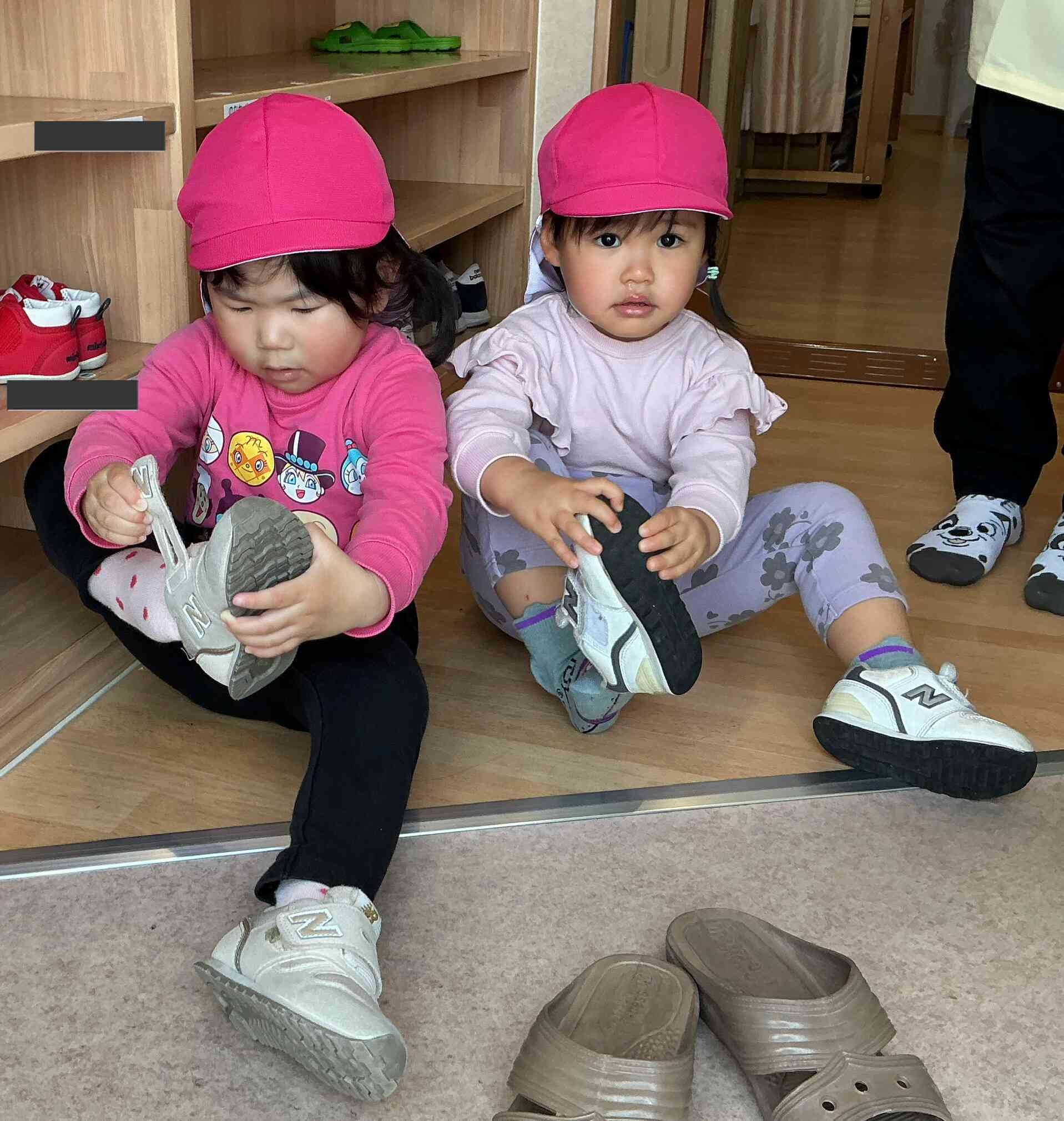 せんせいみててね！自分でくつ履けるよー！！