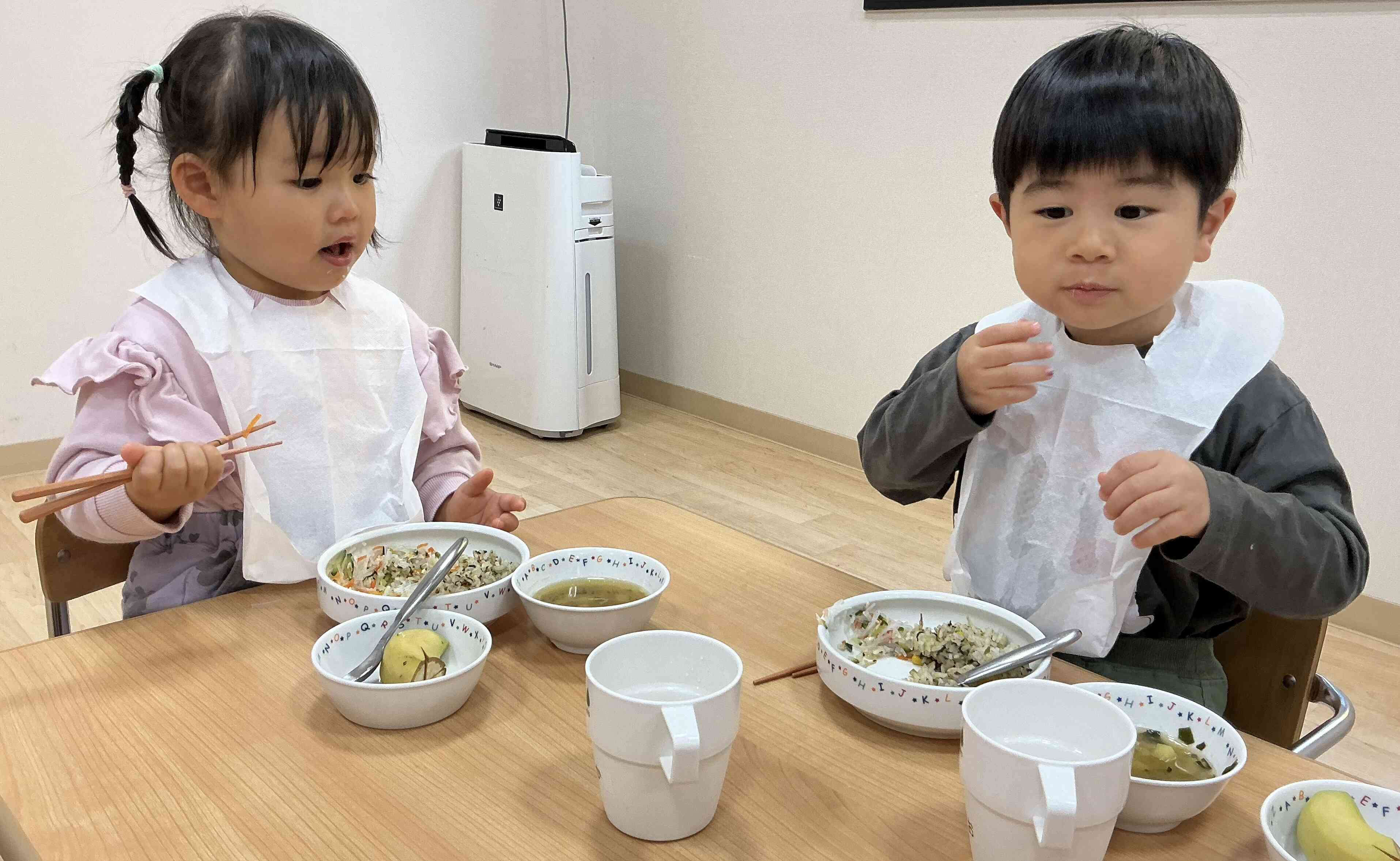 お友だちと給食たべると楽しいね♫